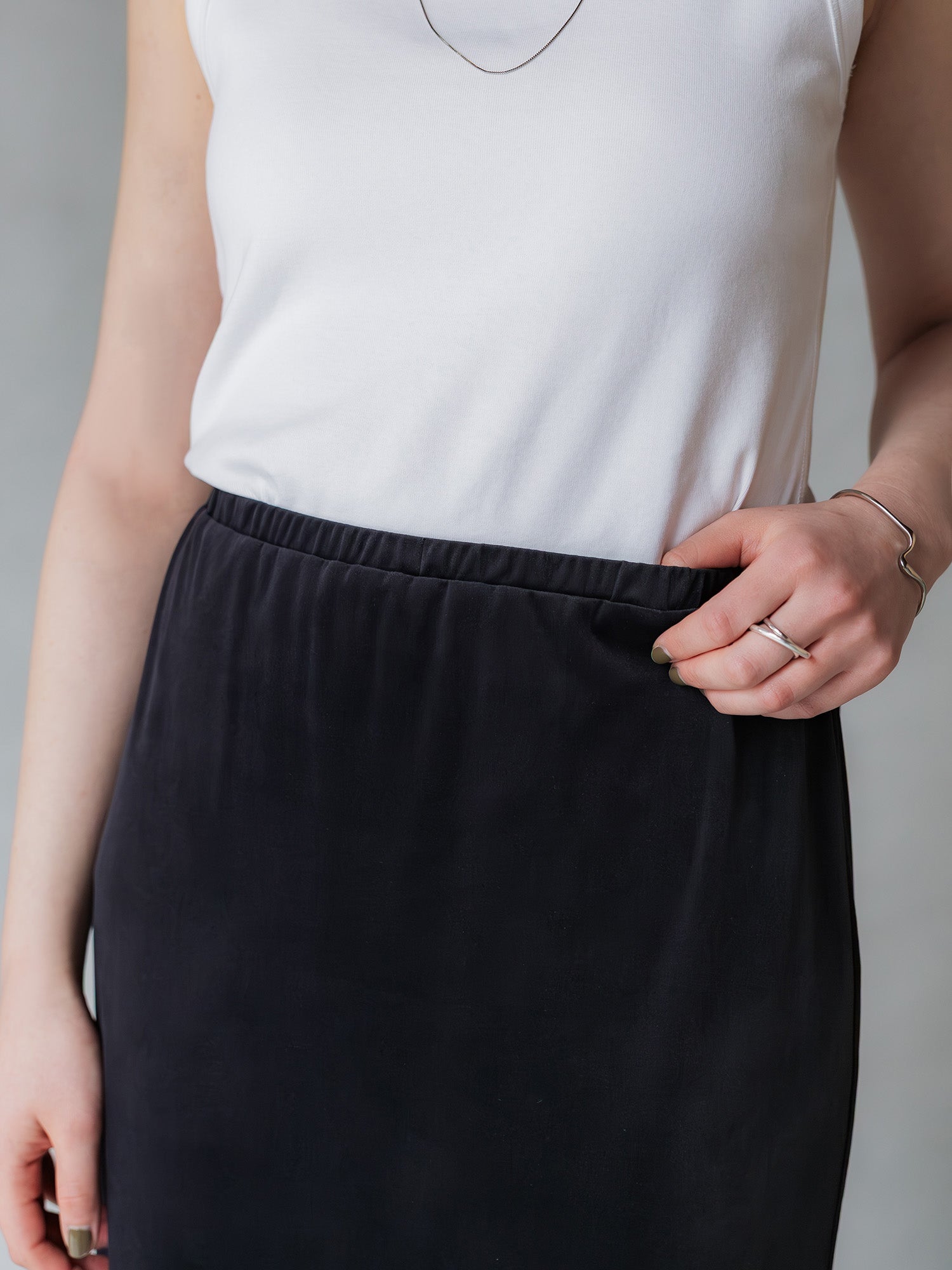 H173 B83 W66 H96 / 着用サイズ : サンプル