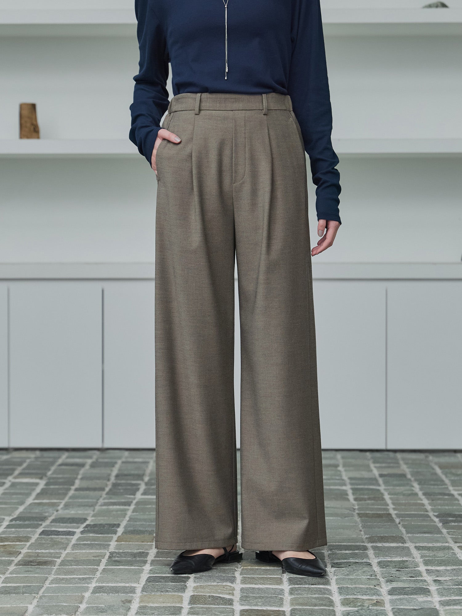 H168 B77 W60 H86 / 着用サイズ : サンプル