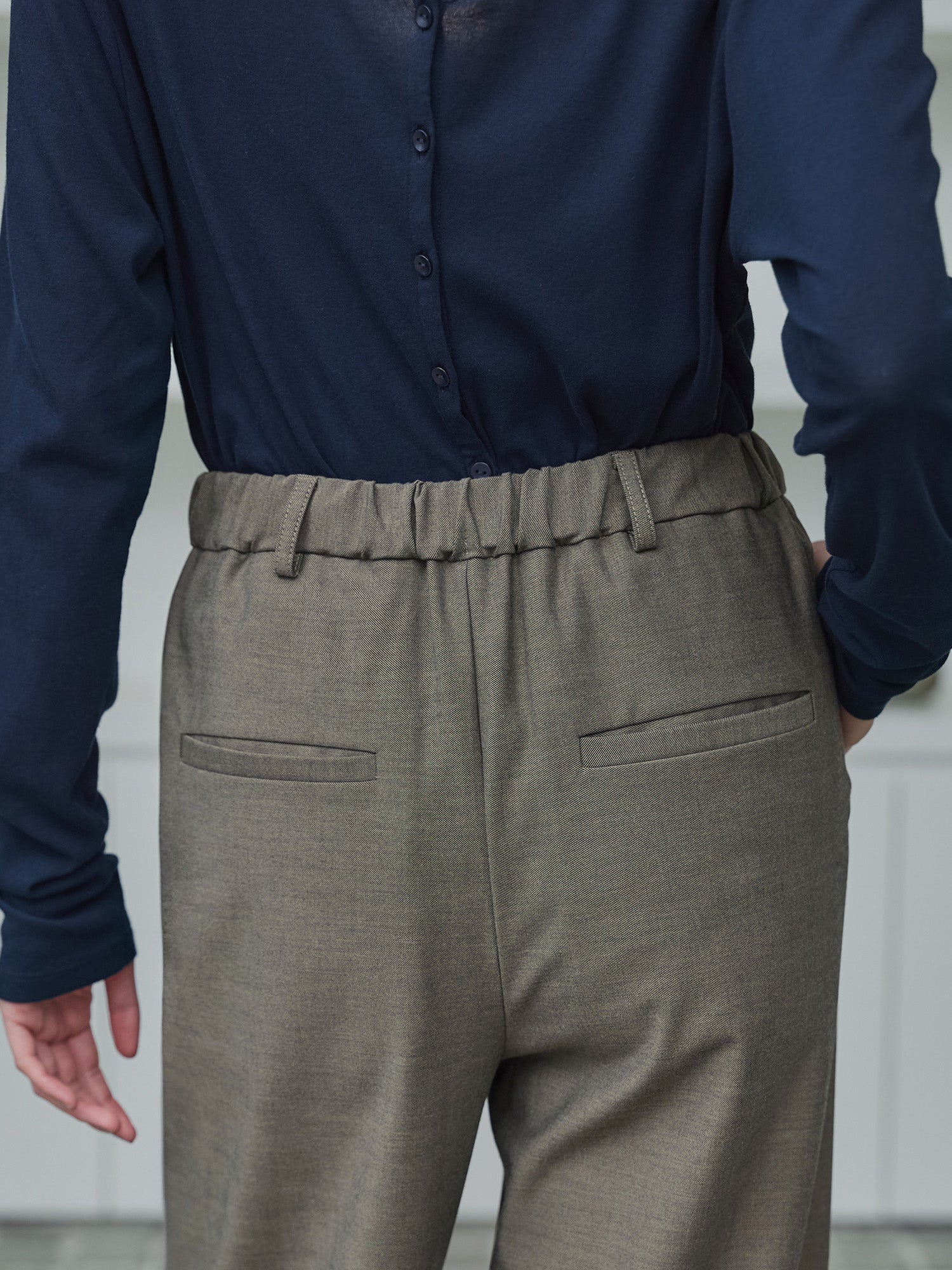 H168 B77 W60 H86 / 着用サイズ : サンプル