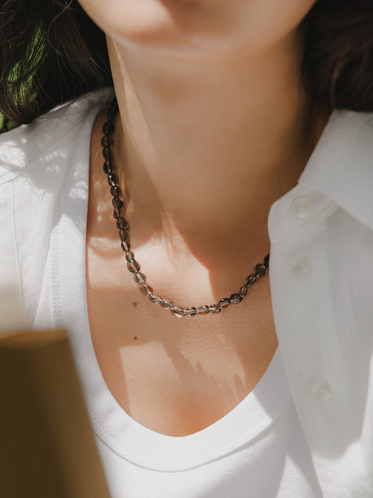 モデル H171 B80 W60 H85 / 着用カラー: smokey quartz
