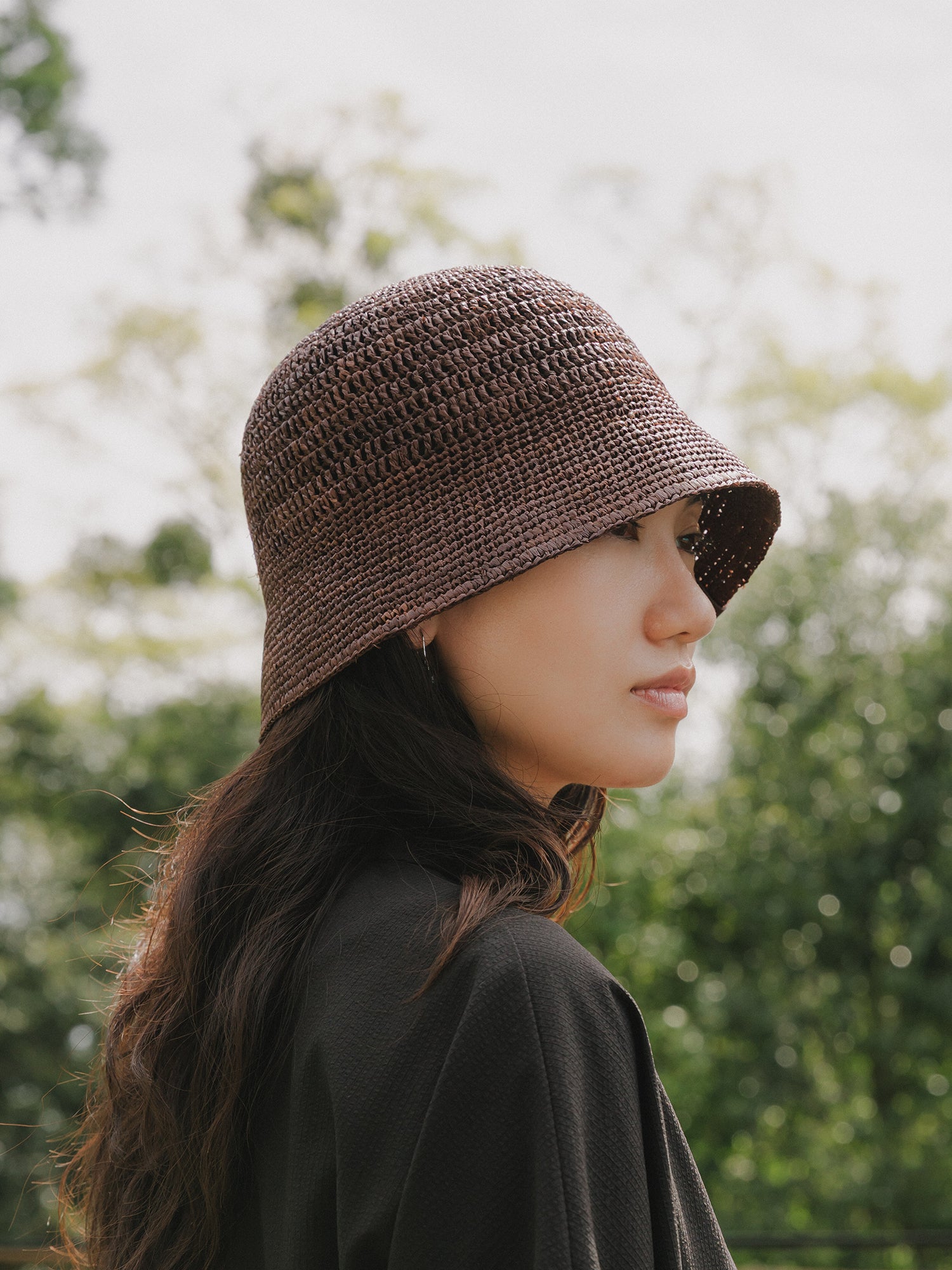 モデル H171 B80 W60 H85 / 着用カラー : dark brown