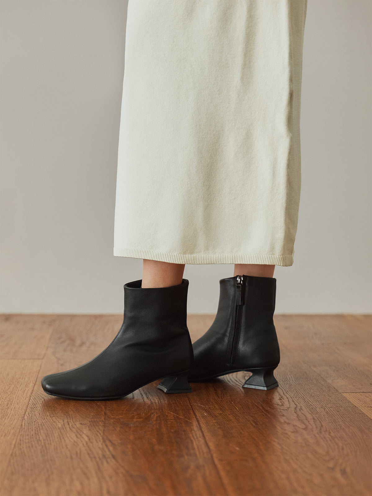 H163 B80 W62 H83 S23.5<br>
着用サイズ : size2 / カラー:black