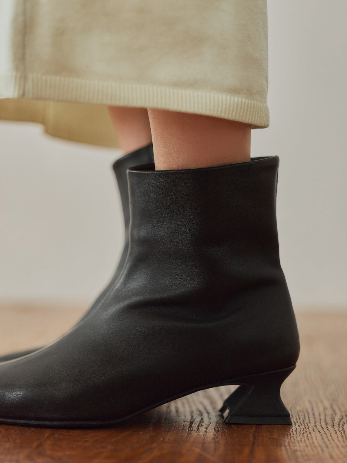 H163 B80 W62 H83 S23.5<br>
着用サイズ : size2 / カラー:black