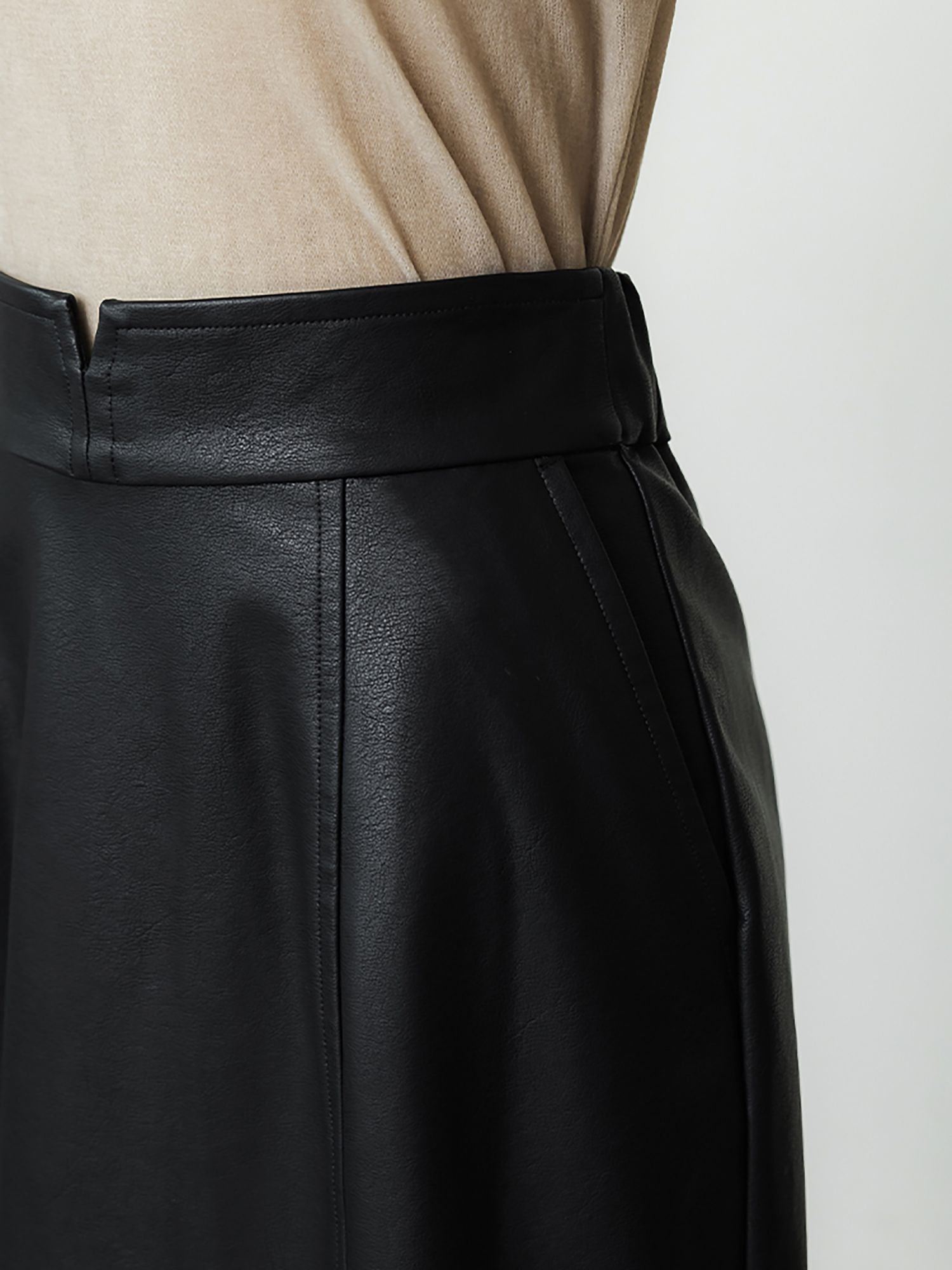 フェイクレザーナロースカート