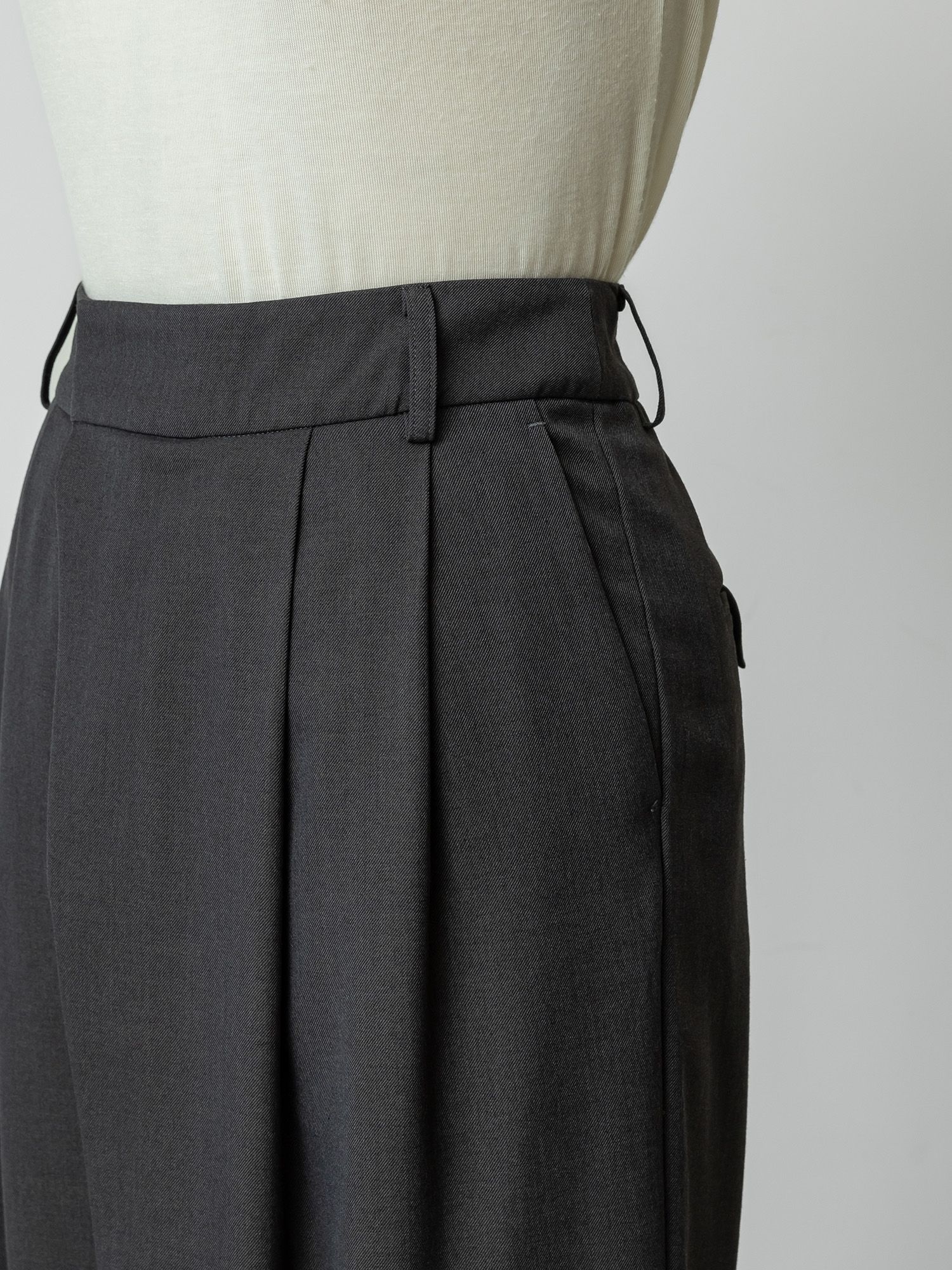 アシンメトリーツータックパンツ