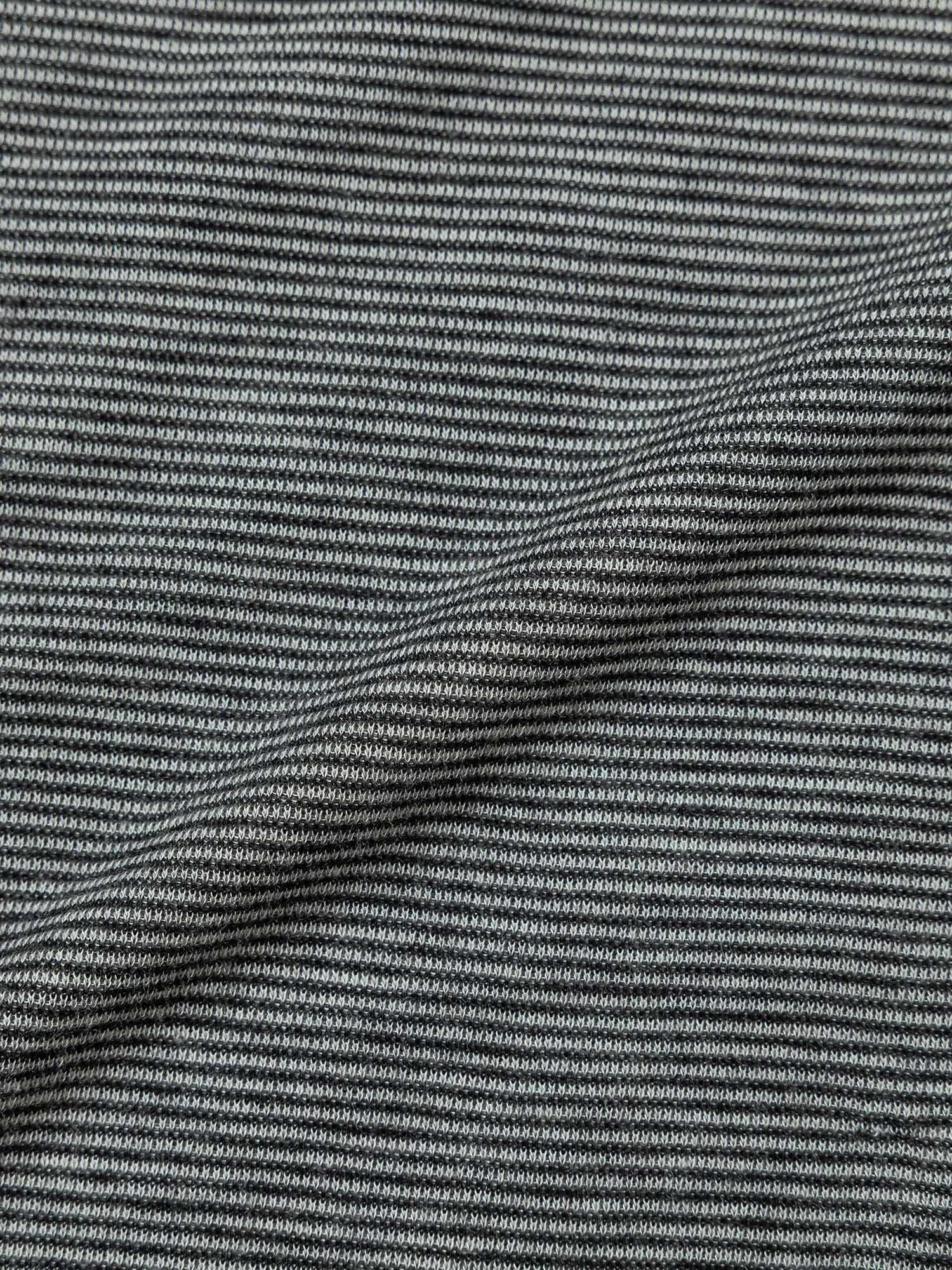 シルクブレンドハイネックトップス