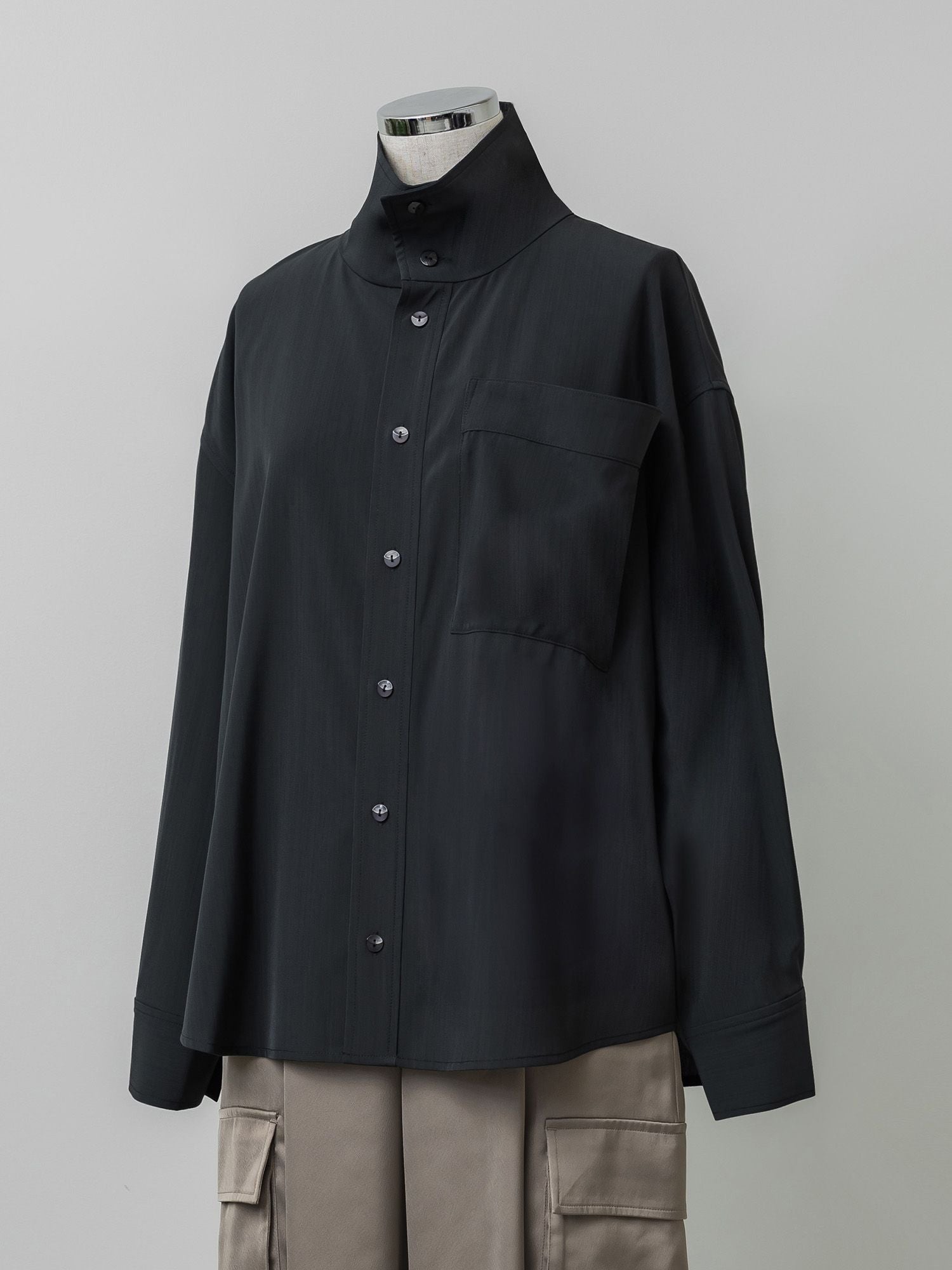 ビッグポケットハイネックブラウス