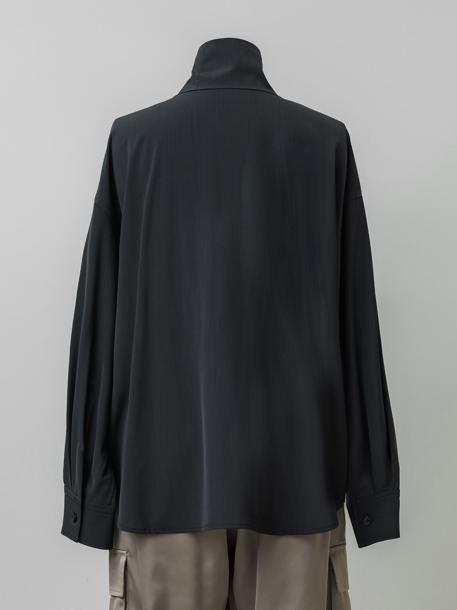 ビッグポケットハイネックブラウス