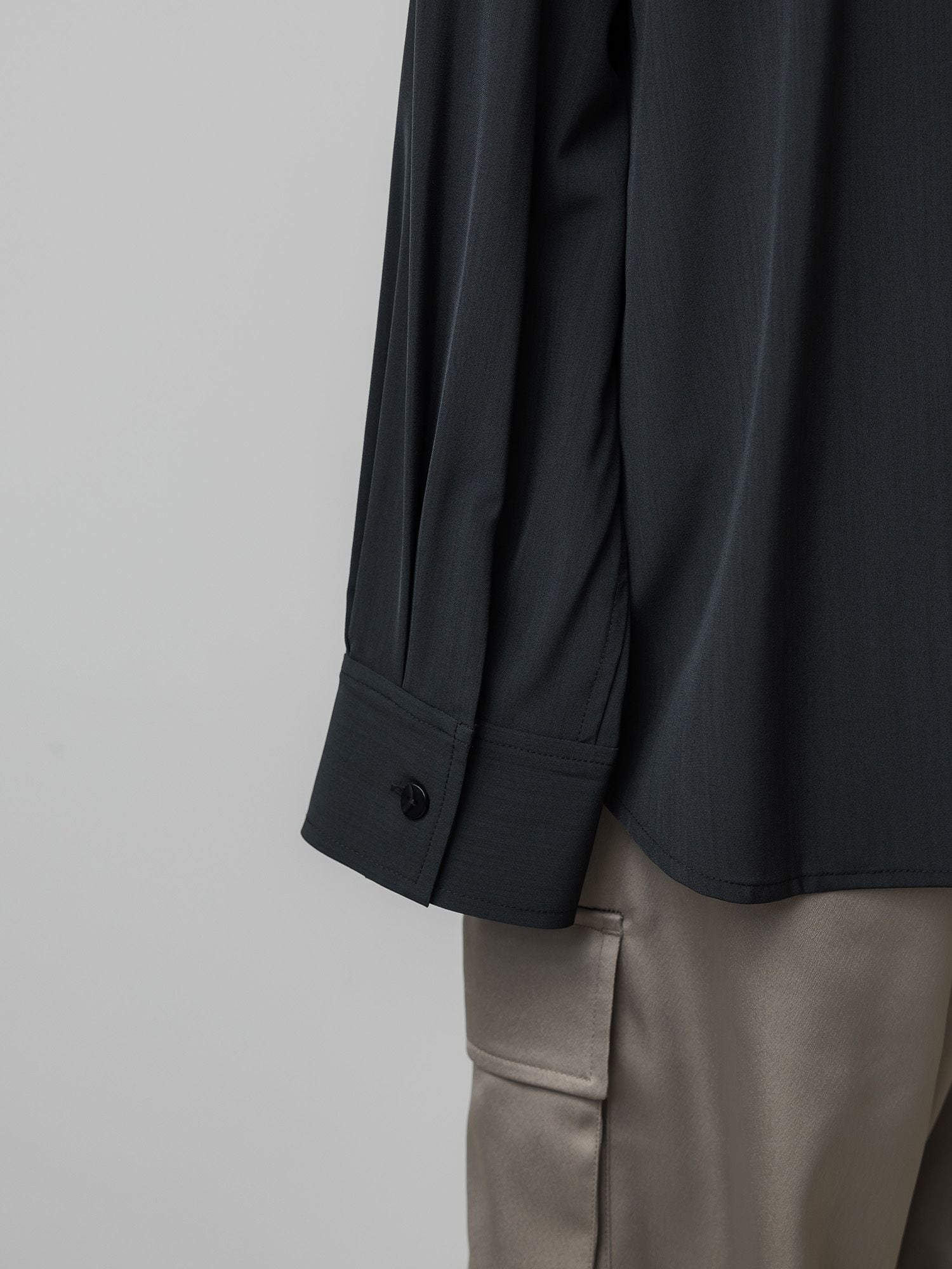 ビッグポケットハイネックブラウス