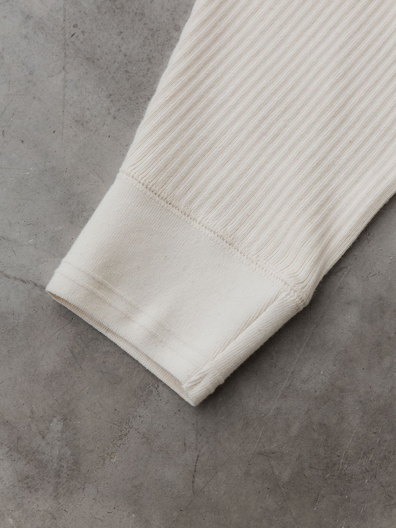 カーヴィシームリブプルオーバー