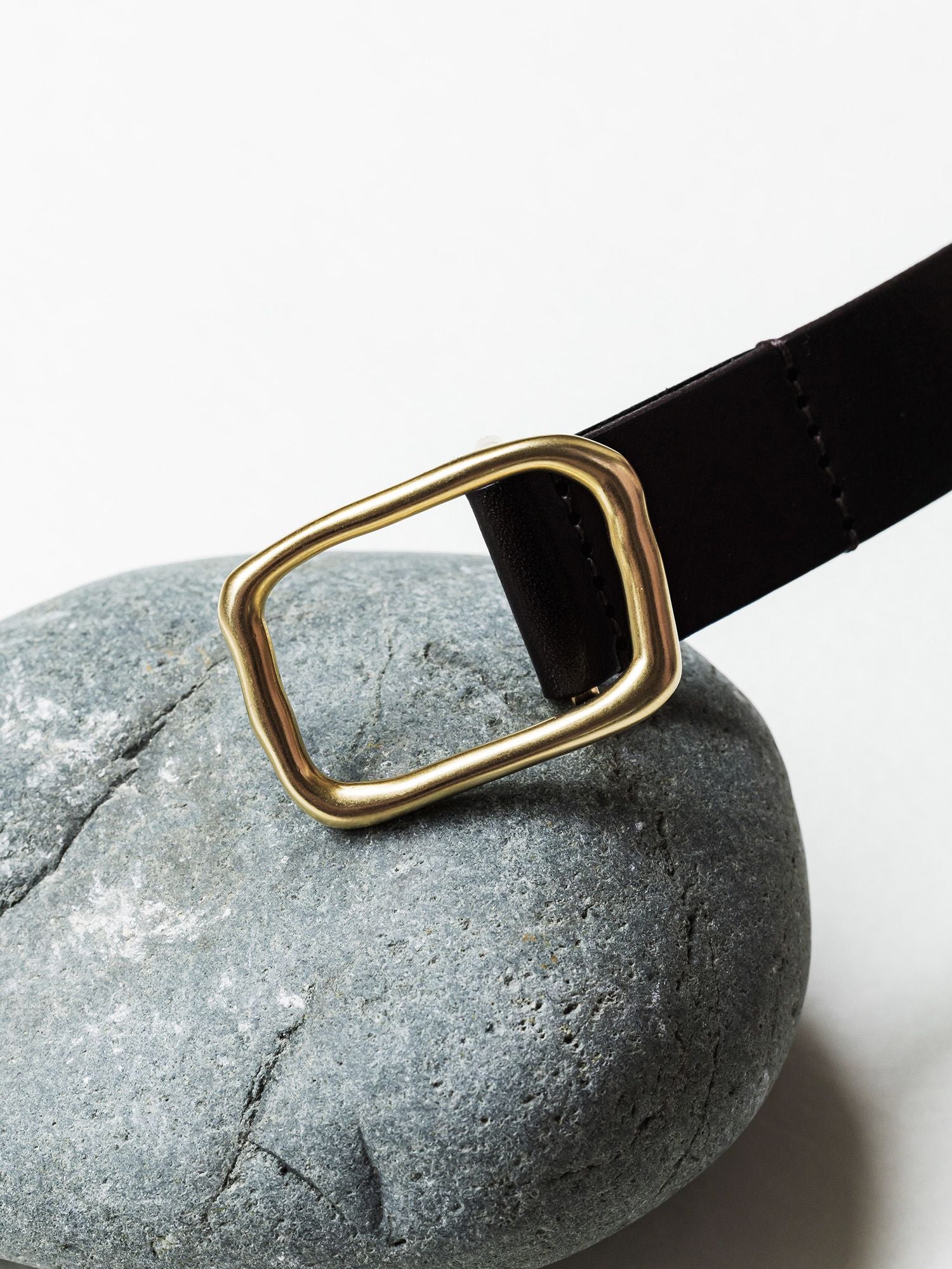 ボタンスタッズレザーベルト