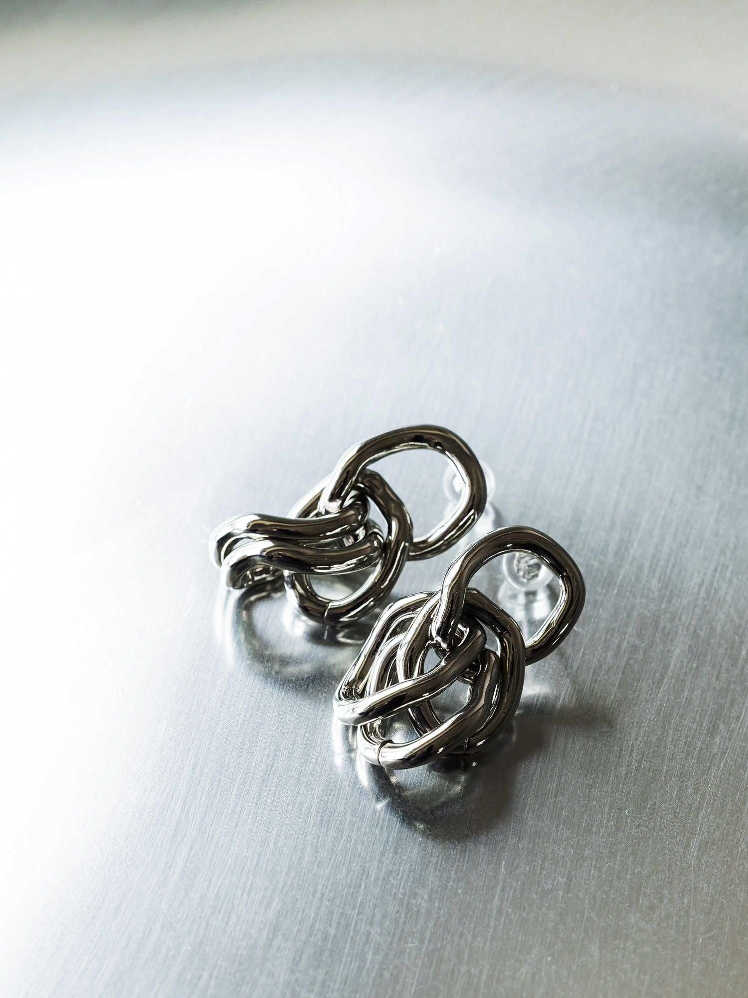 ツイストカーブチェーンピアス