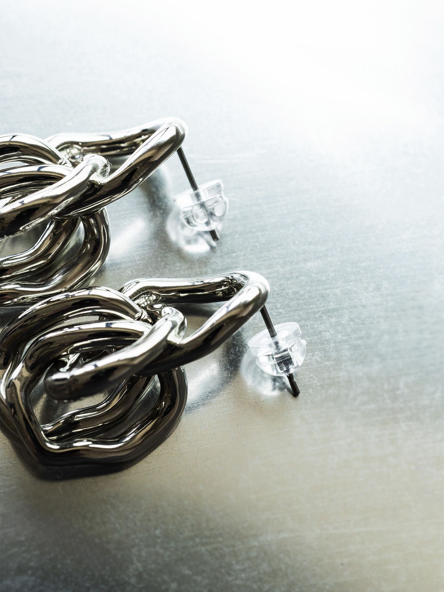 ツイストカーブチェーンピアス