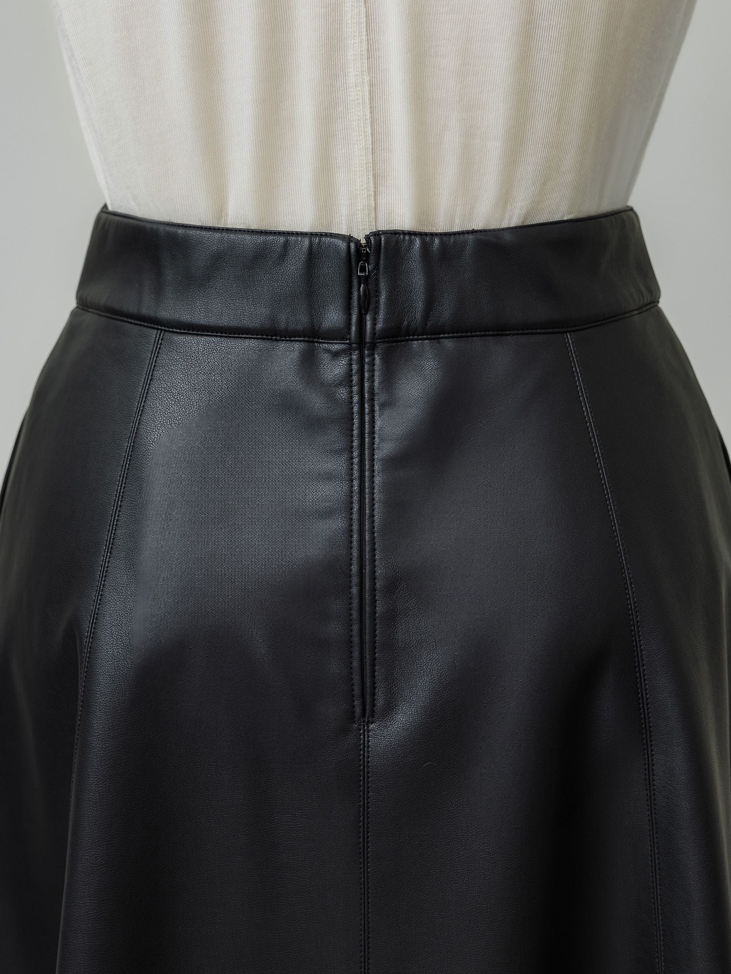 フェイクレザードレープスカート