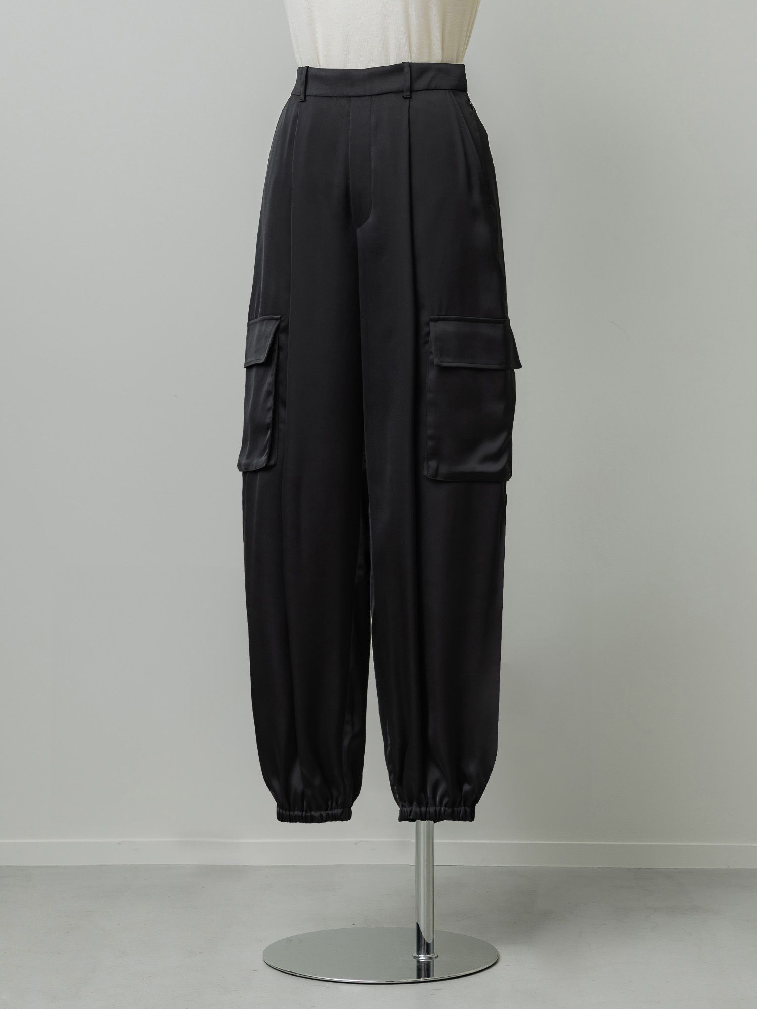 マットサテンカーゴパンツ