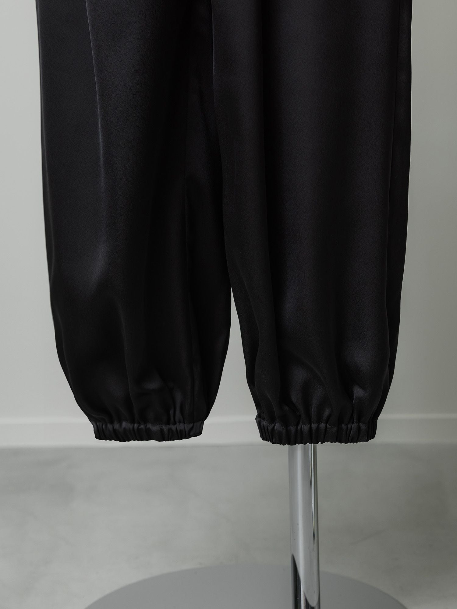 マットサテンカーゴパンツ