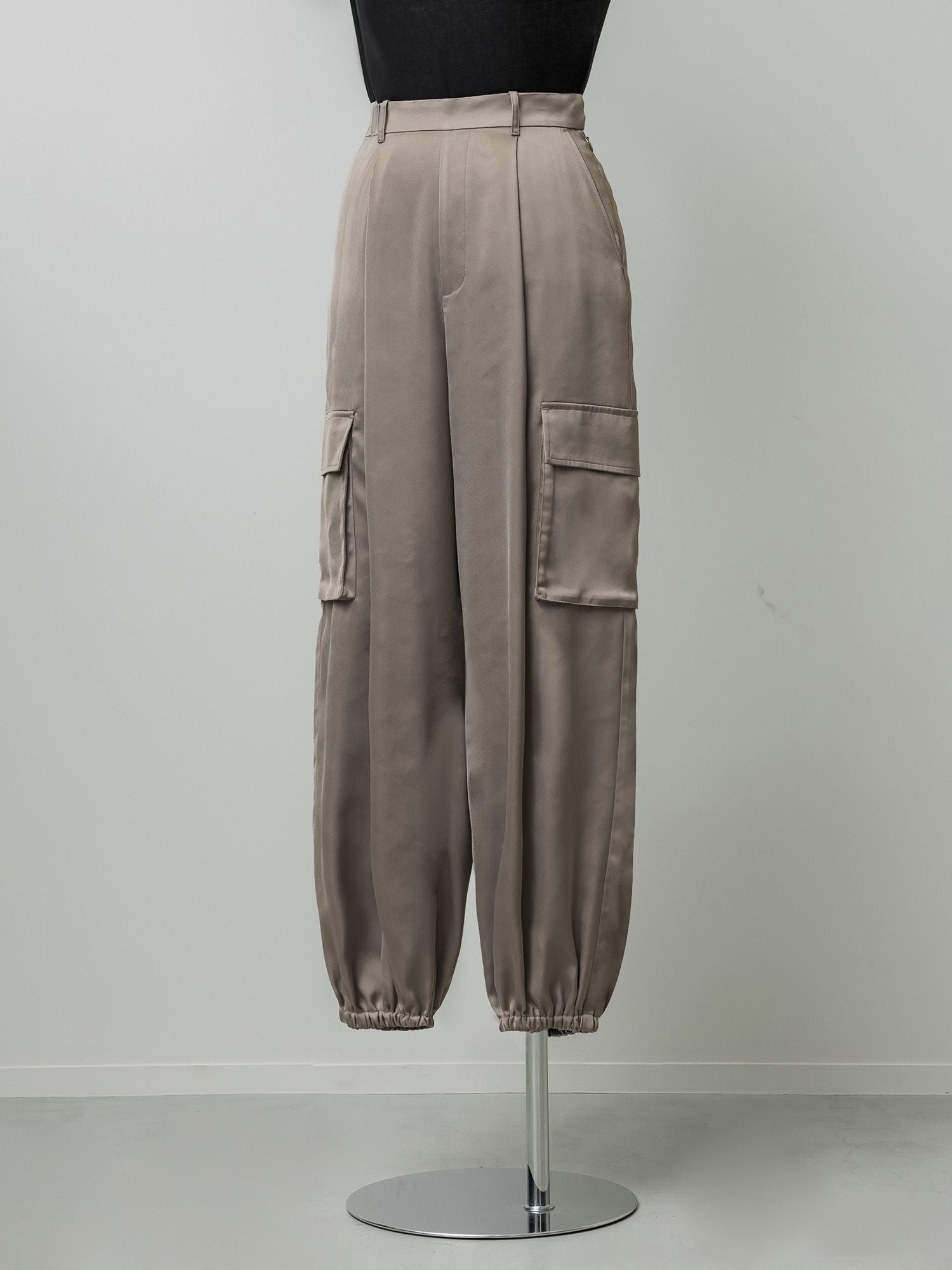 マットサテンカーゴパンツ