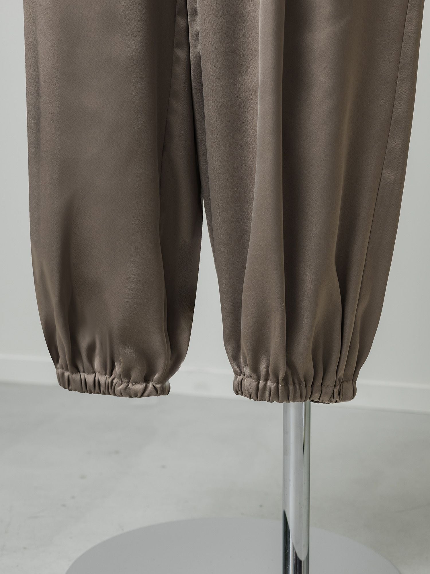 マットサテンカーゴパンツ