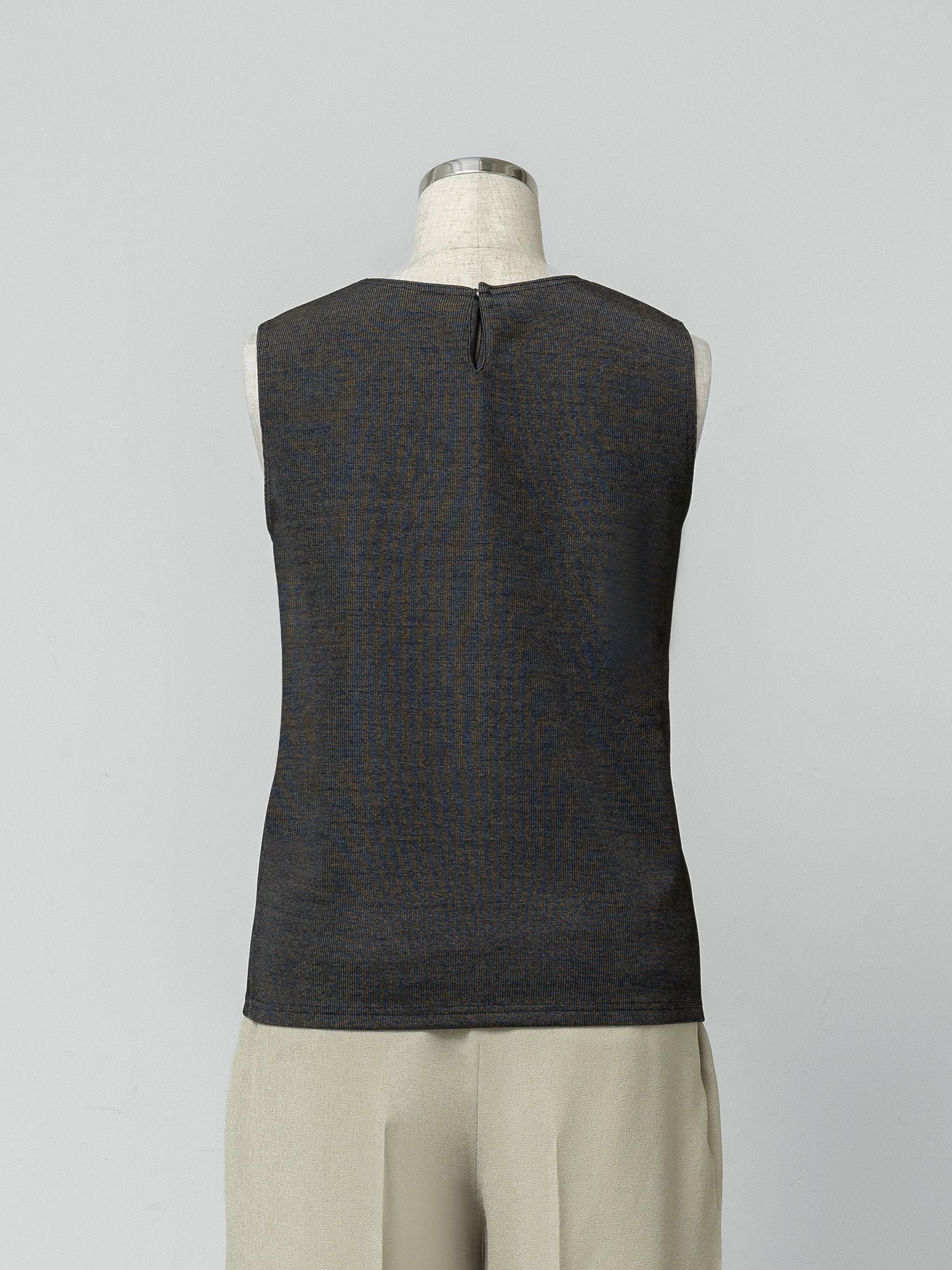 マルチカラーノースリーブトップス