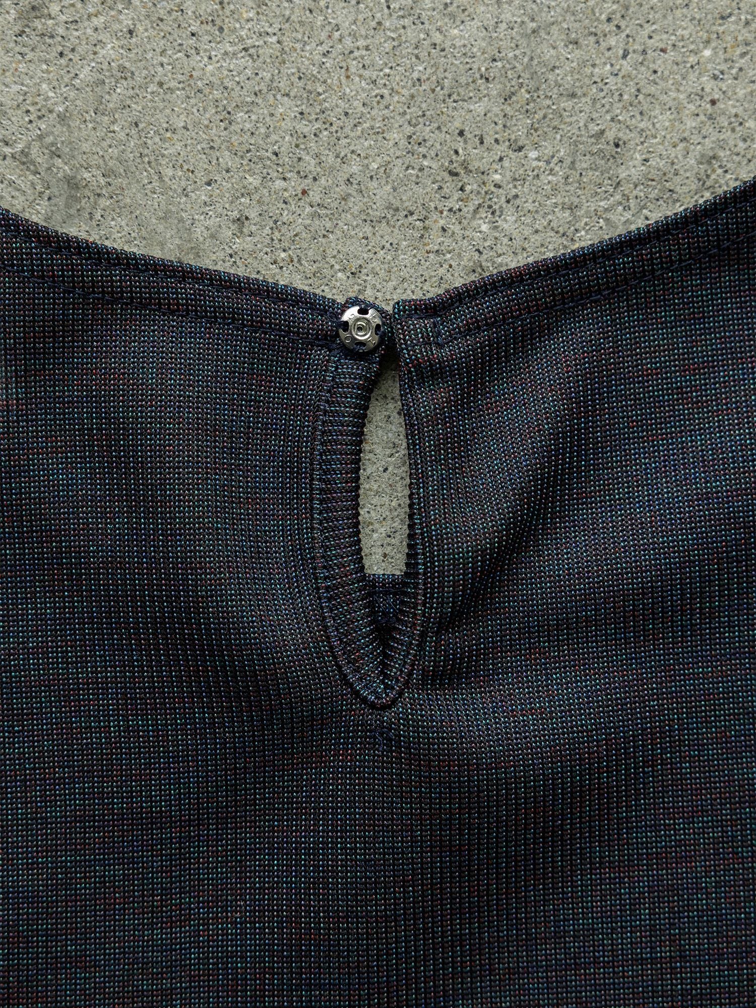 マルチカラーノースリーブトップス