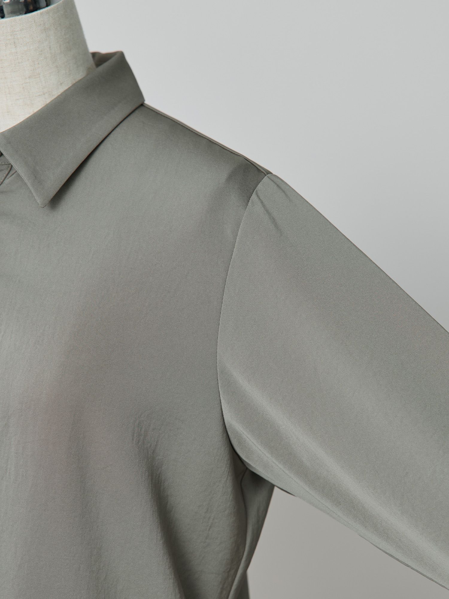 サテンドレープシャツワンピース