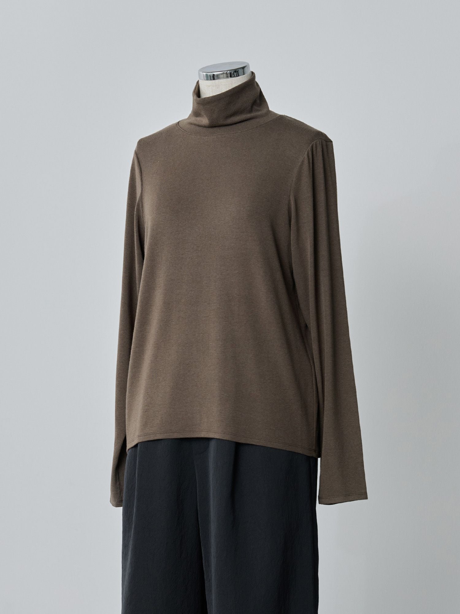 バックドロストハイネックトップス