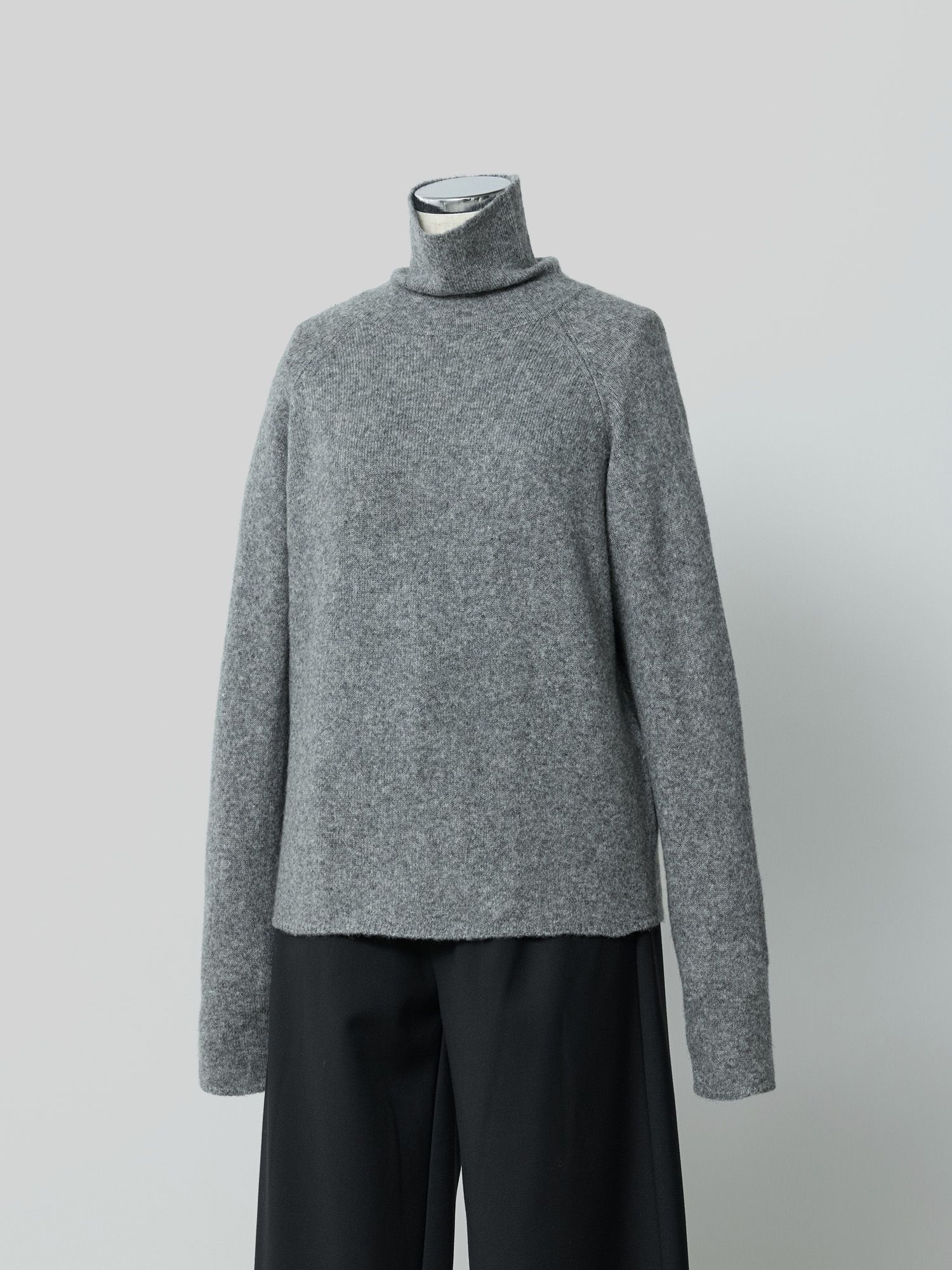 ウールリヨセルハイネックニット
