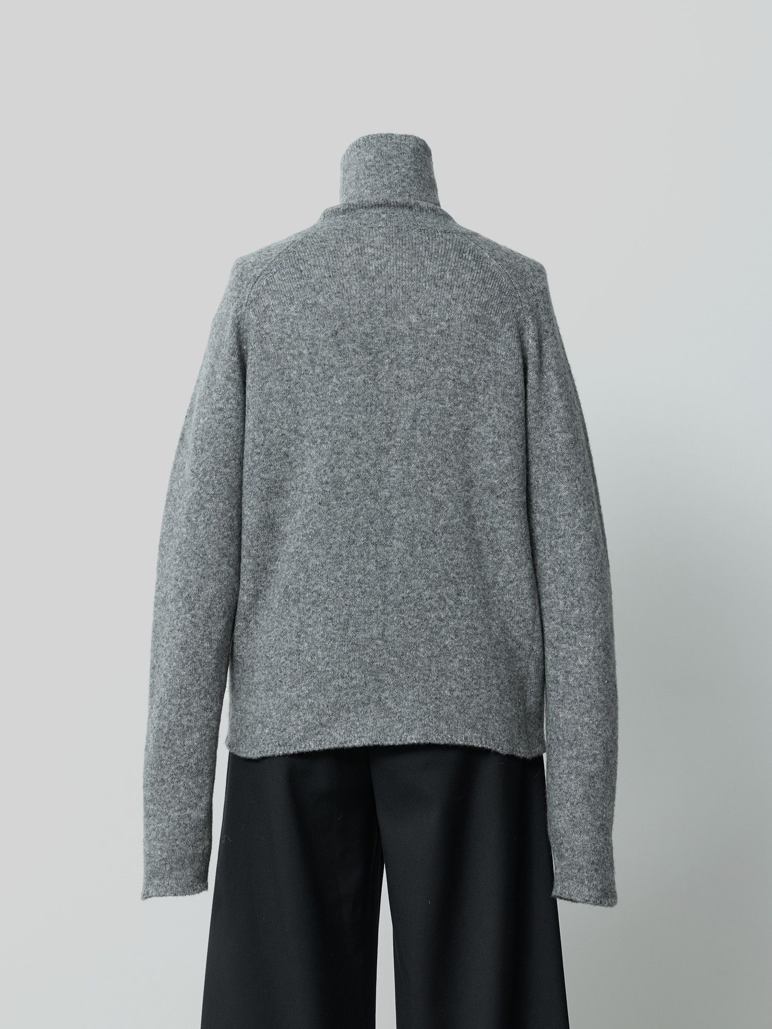 ウールリヨセルハイネックニット
