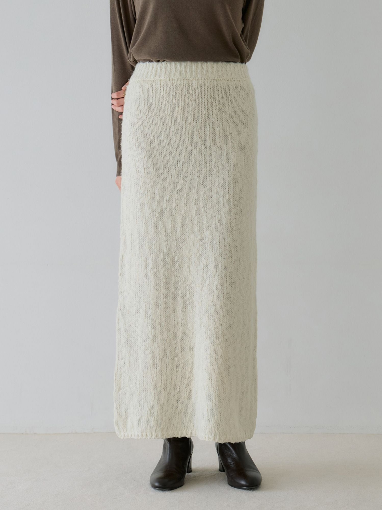 H168 B77 W60 H86 / 着用サイズ : サンプル