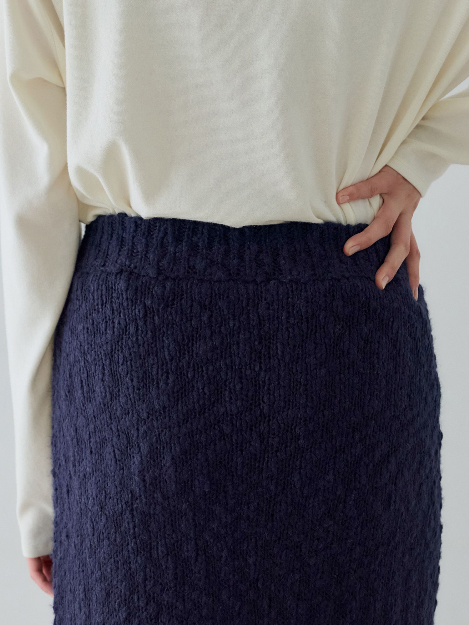 H168 B77 W60 H86 / 着用サイズ : サンプル