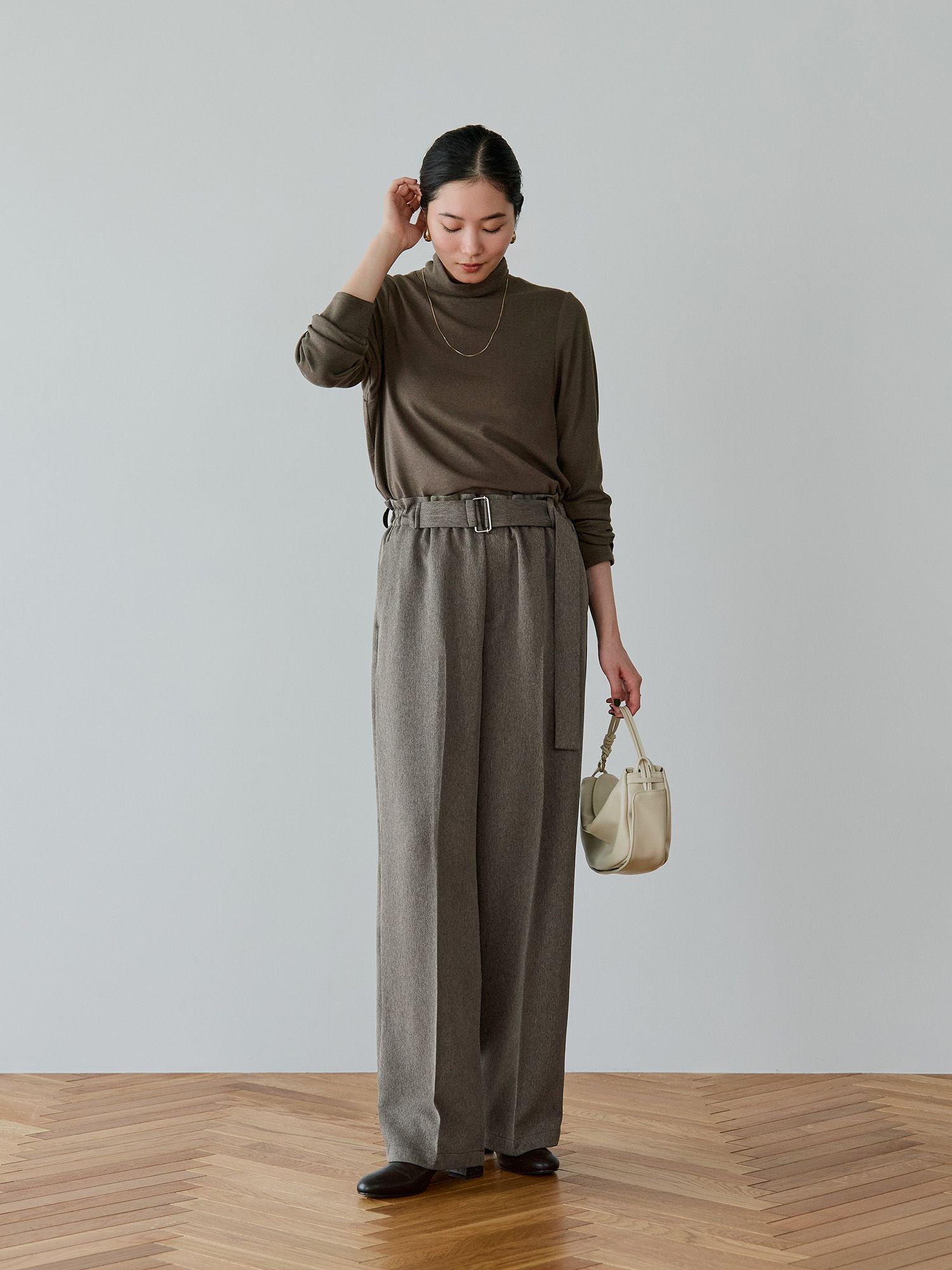 H168 B77 W60 H86 / 着用サイズ : サンプル