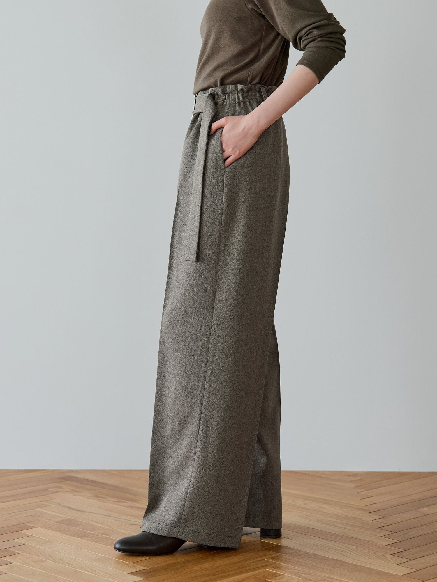 H168 B77 W60 H86 / 着用サイズ : サンプル