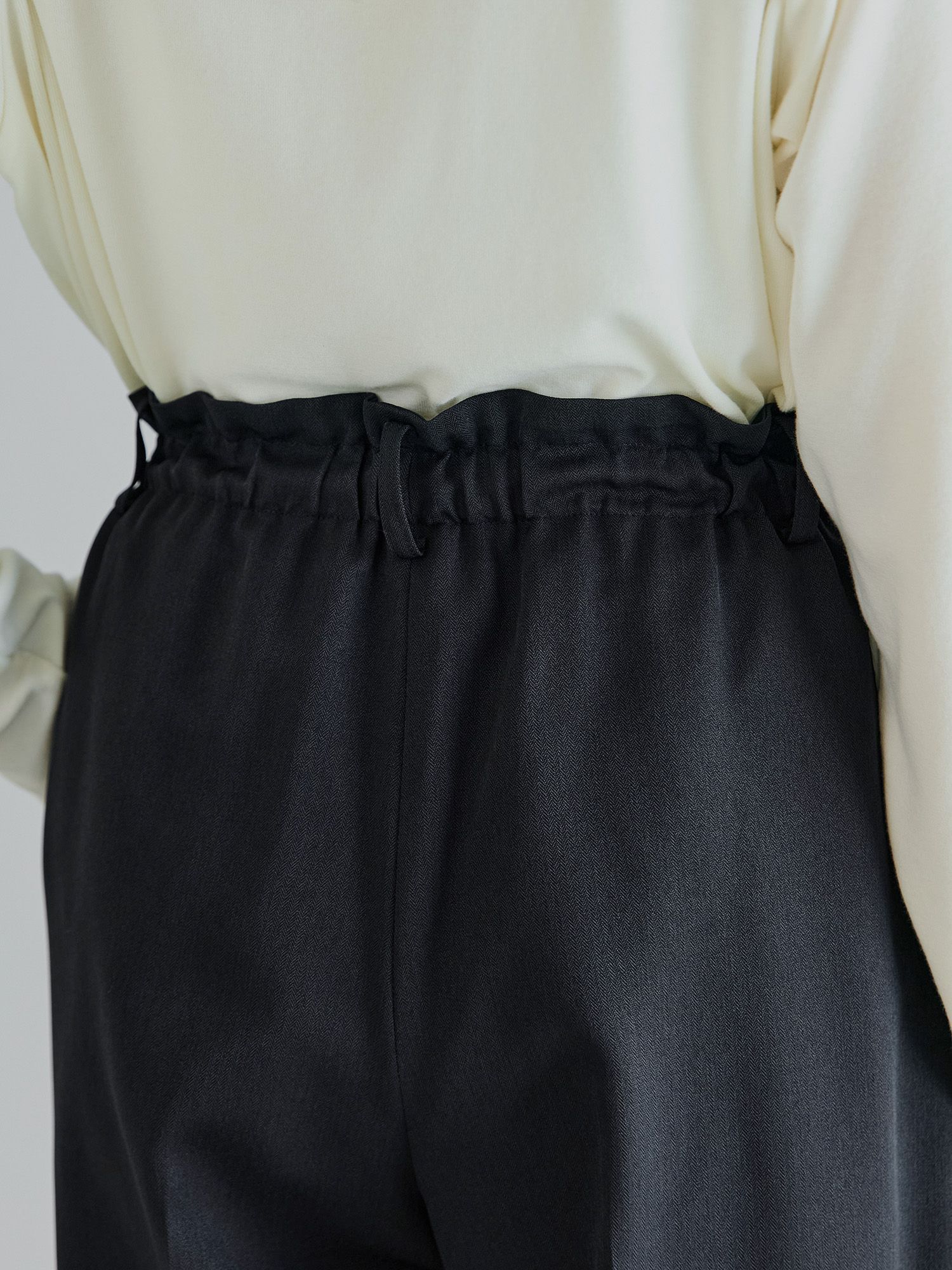 H168 B77 W60 H86 / 着用サイズ : サンプル