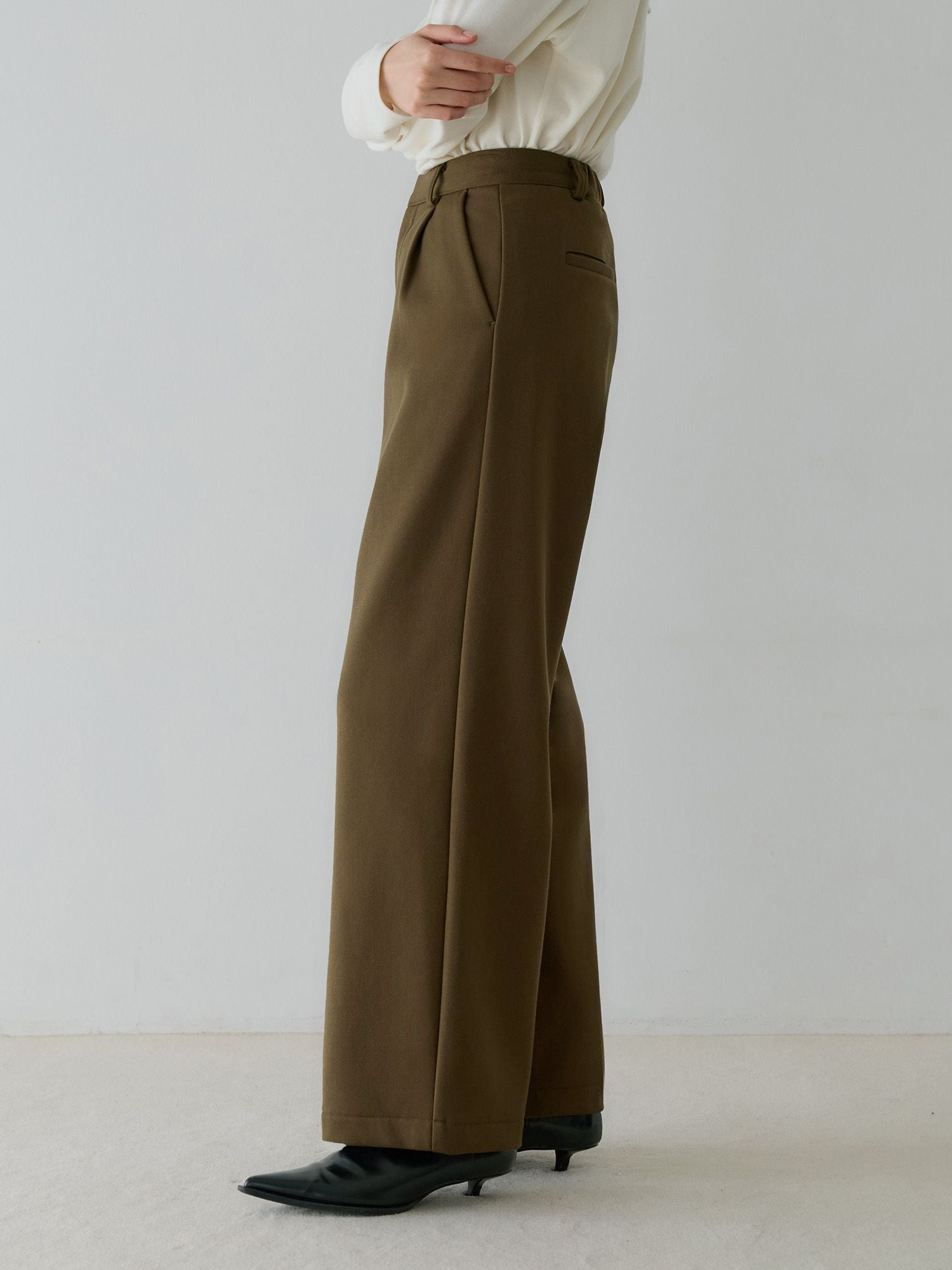 H168 B77 W60 H86 / 着用サイズ : サンプル