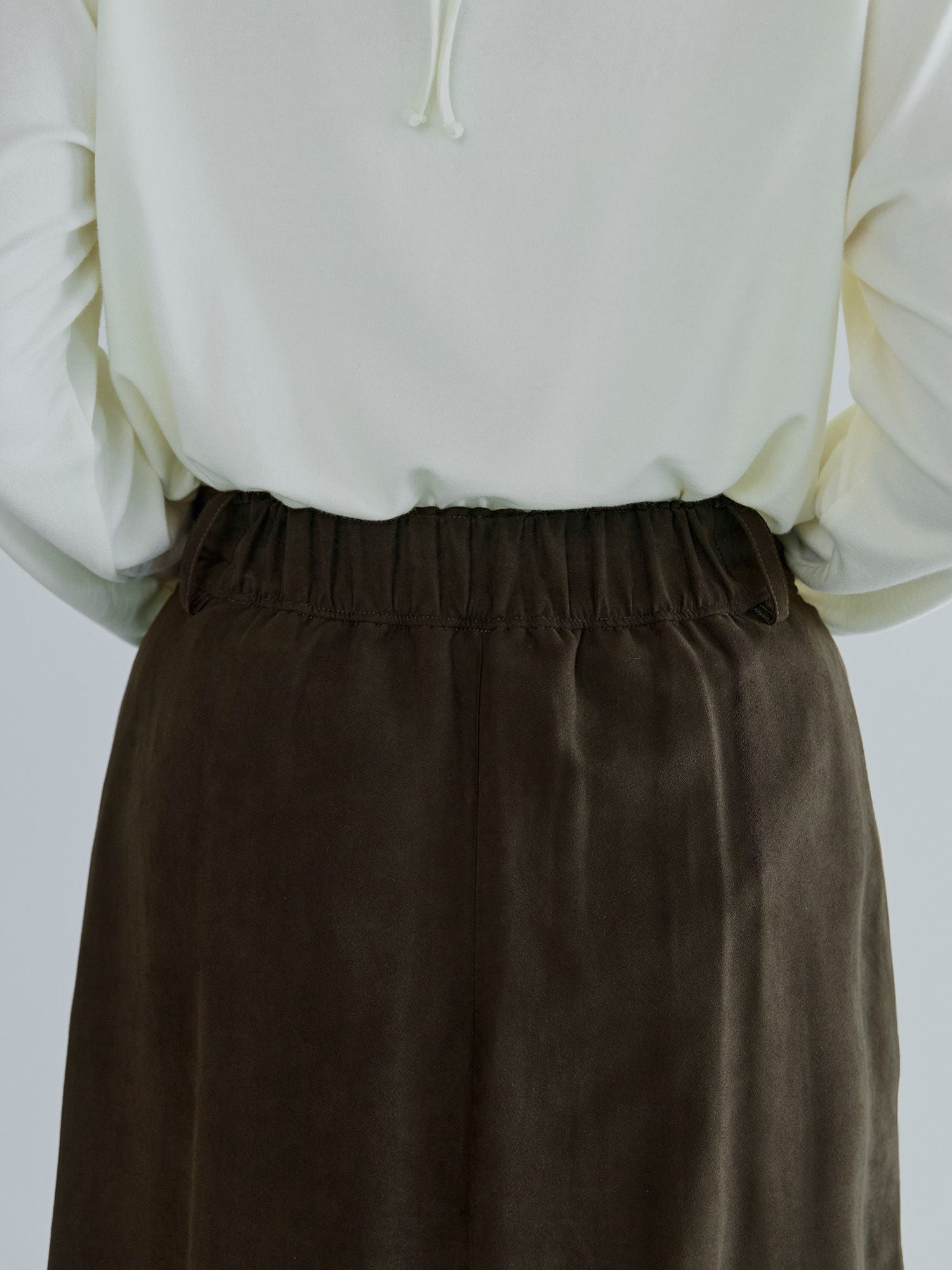 H168 B77 W60 H86 / 着用サイズ : サンプル