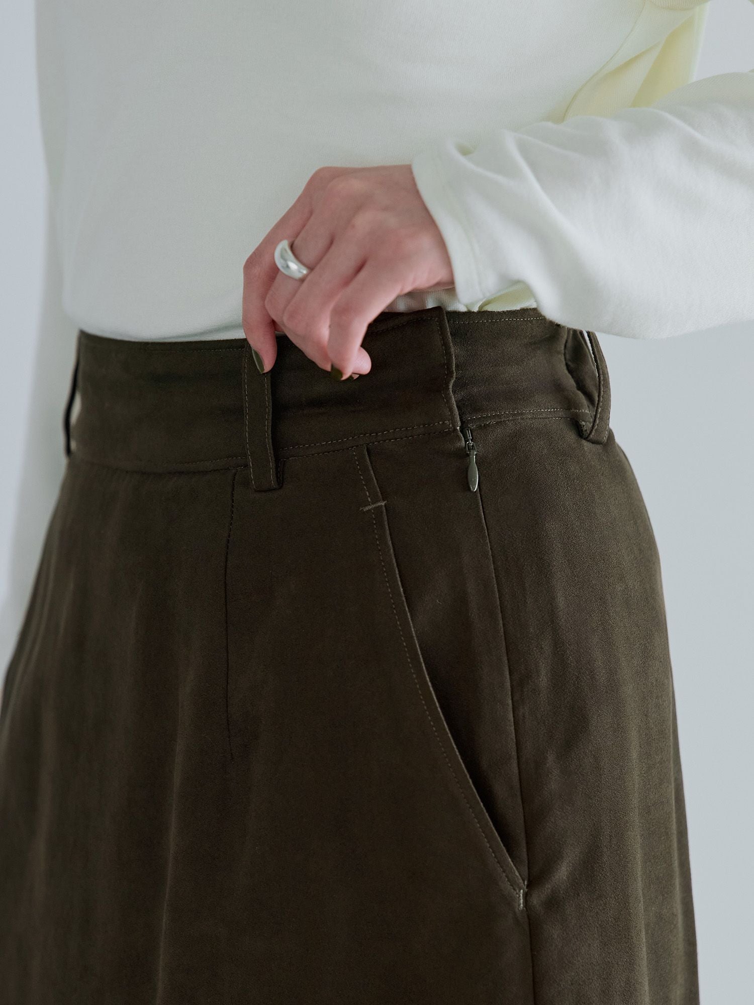 H168 B77 W60 H86 / 着用サイズ : サンプル