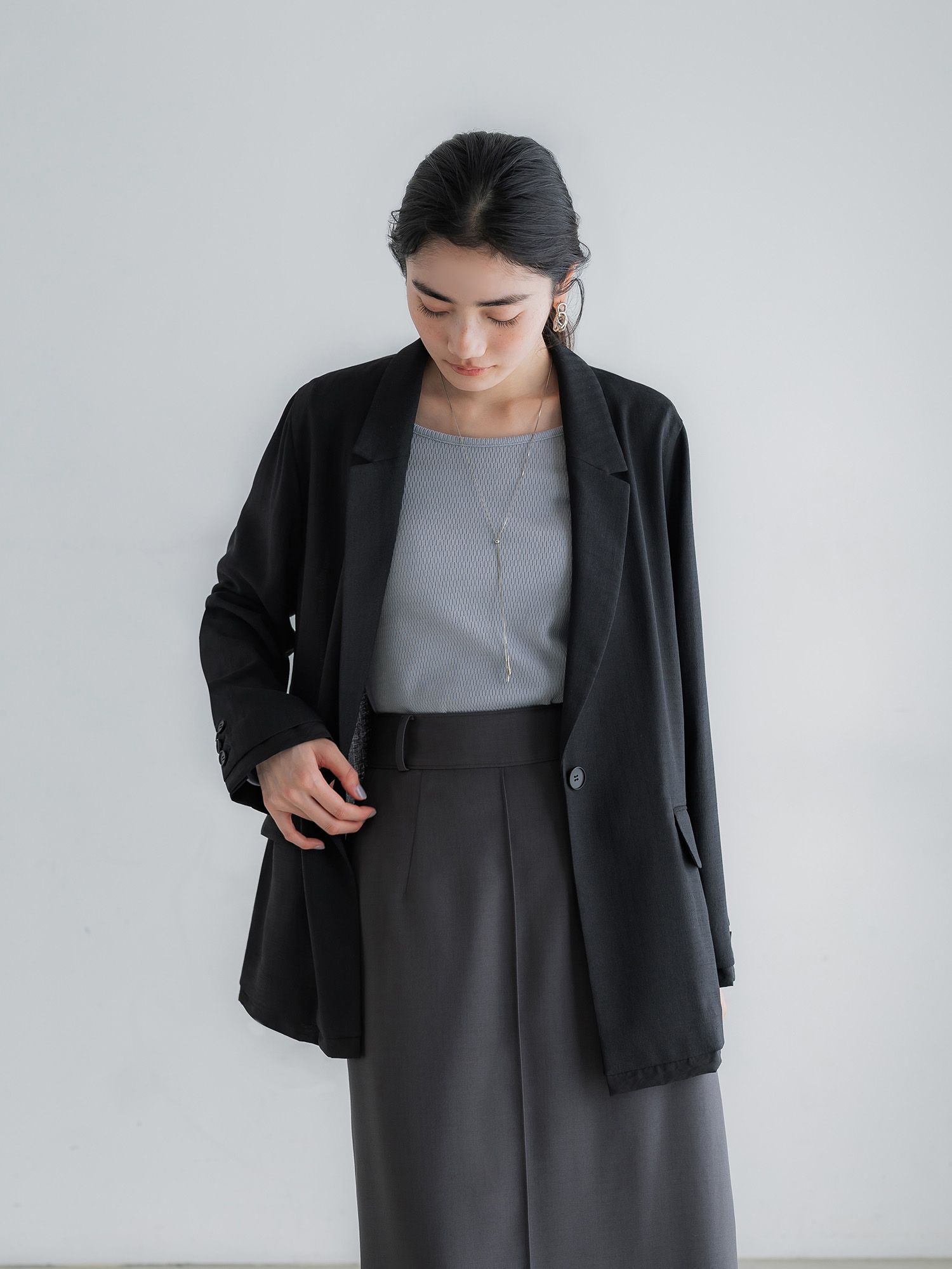 H172 B77 W56.5 H84.5 / 着用サイズ : size2