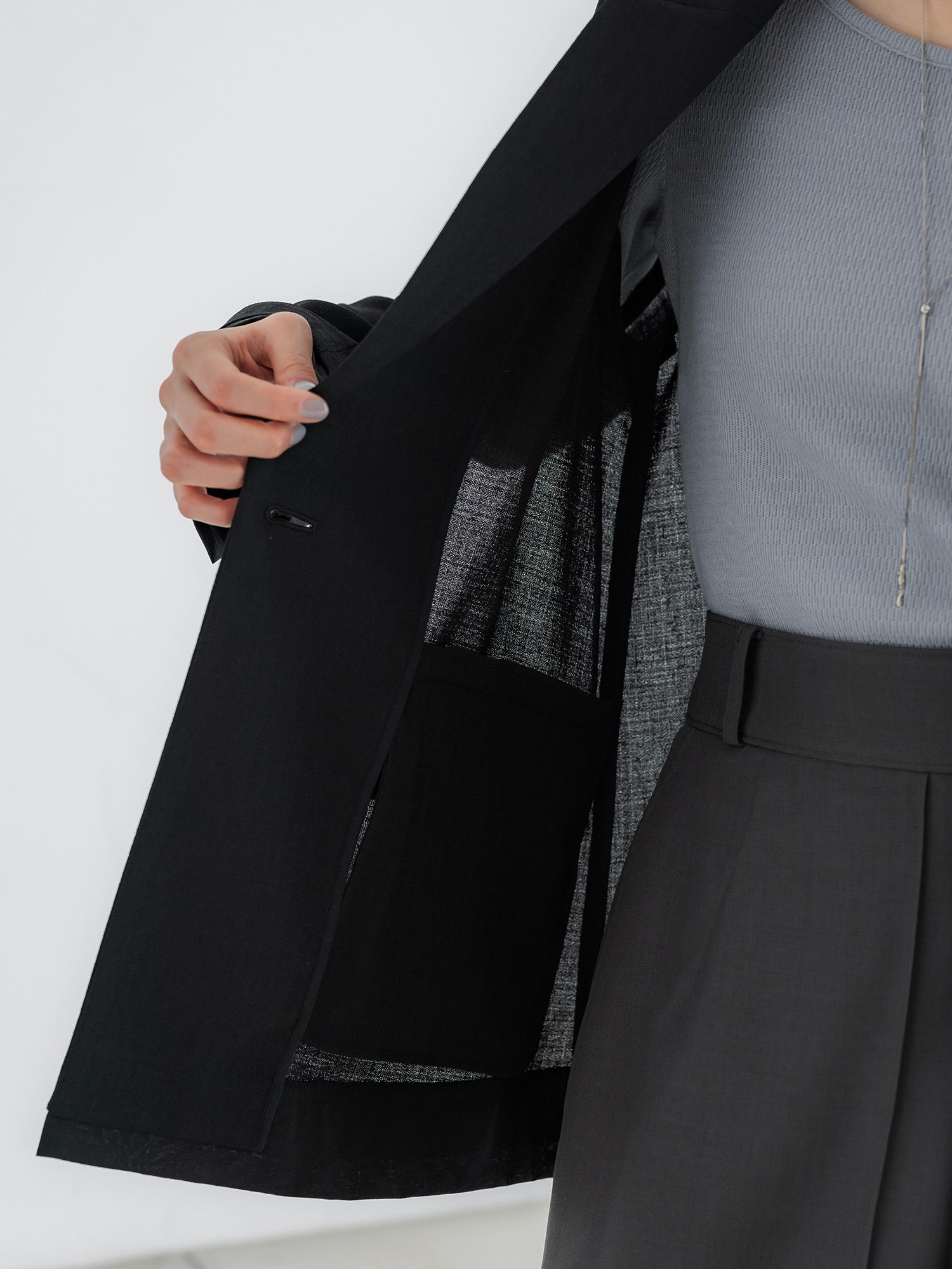 H172 B77 W56.5 H84.5 / 着用サイズ : size2