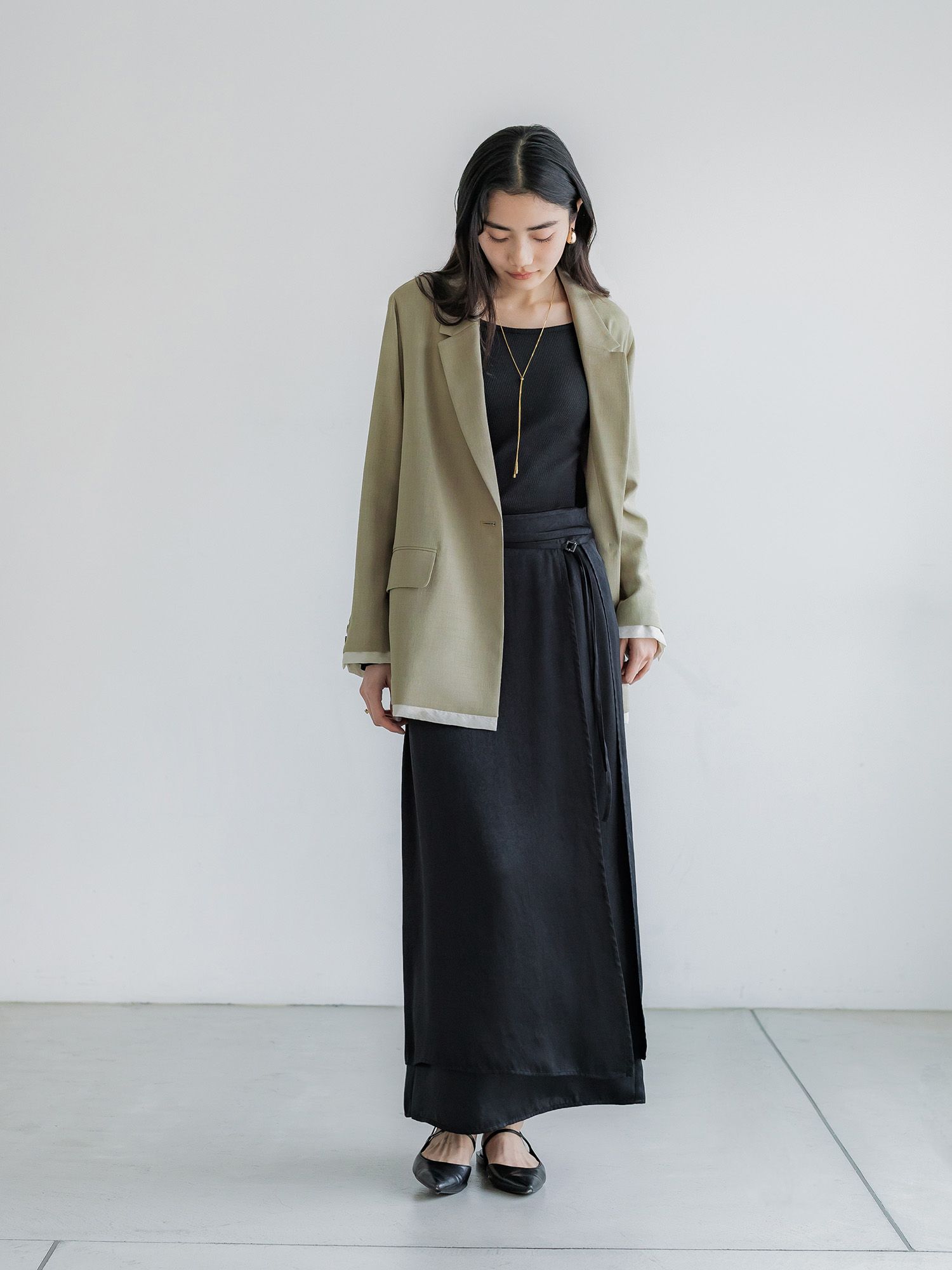 H172 B77 W56.5 H84.5 / 着用サイズ : size2