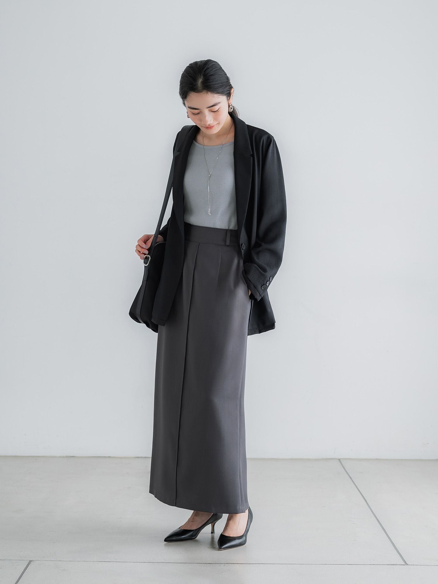 H172 B77 W56.5 H84.5 / 着用サイズ : size2