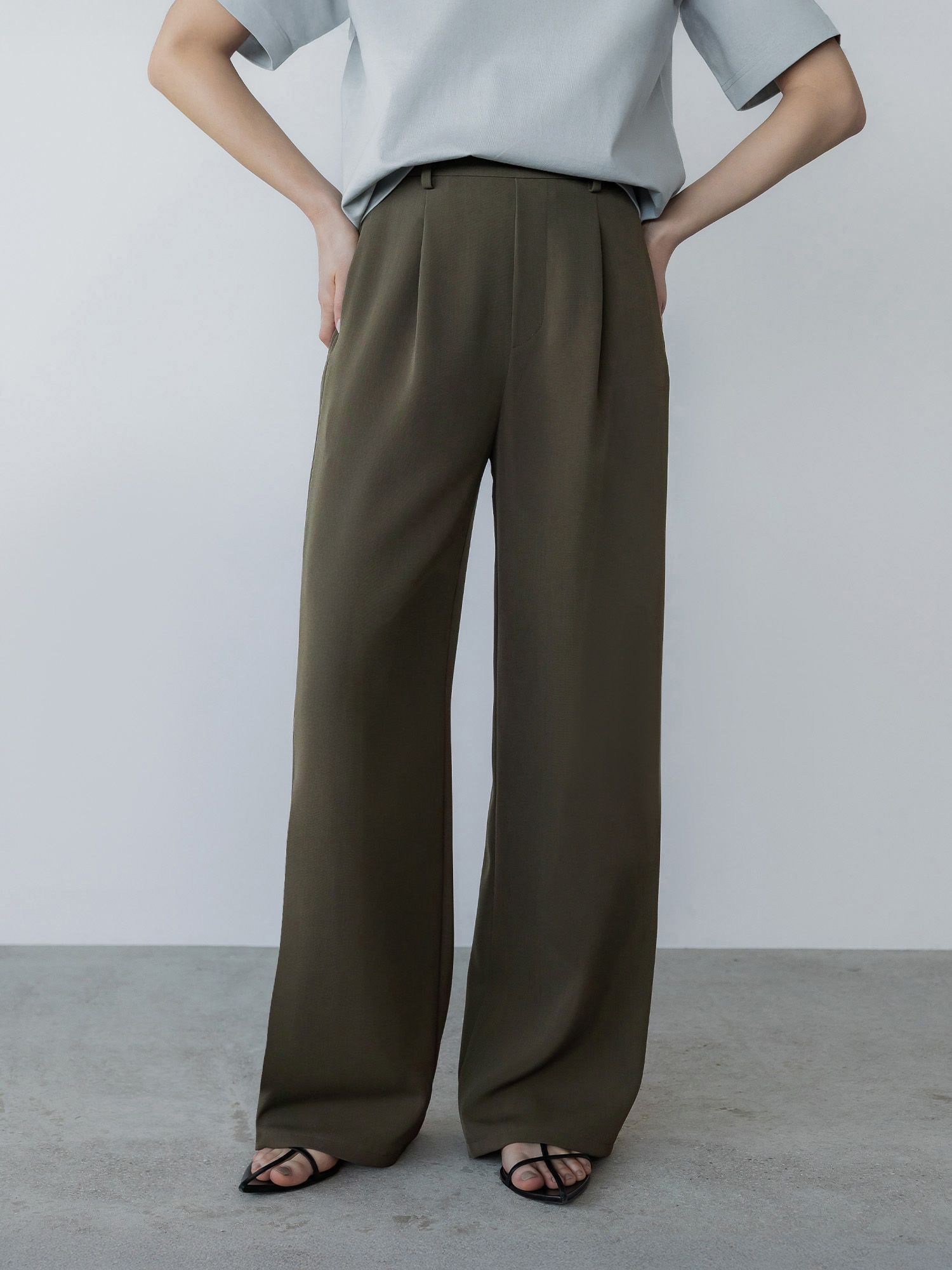 H167 B81 W57 H89 / 着用サイズ : サンプル