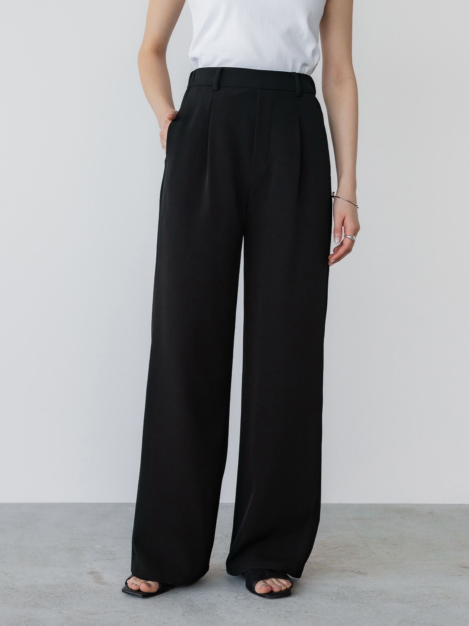 H167 B81 W57 H89 / 着用サイズ : サンプル