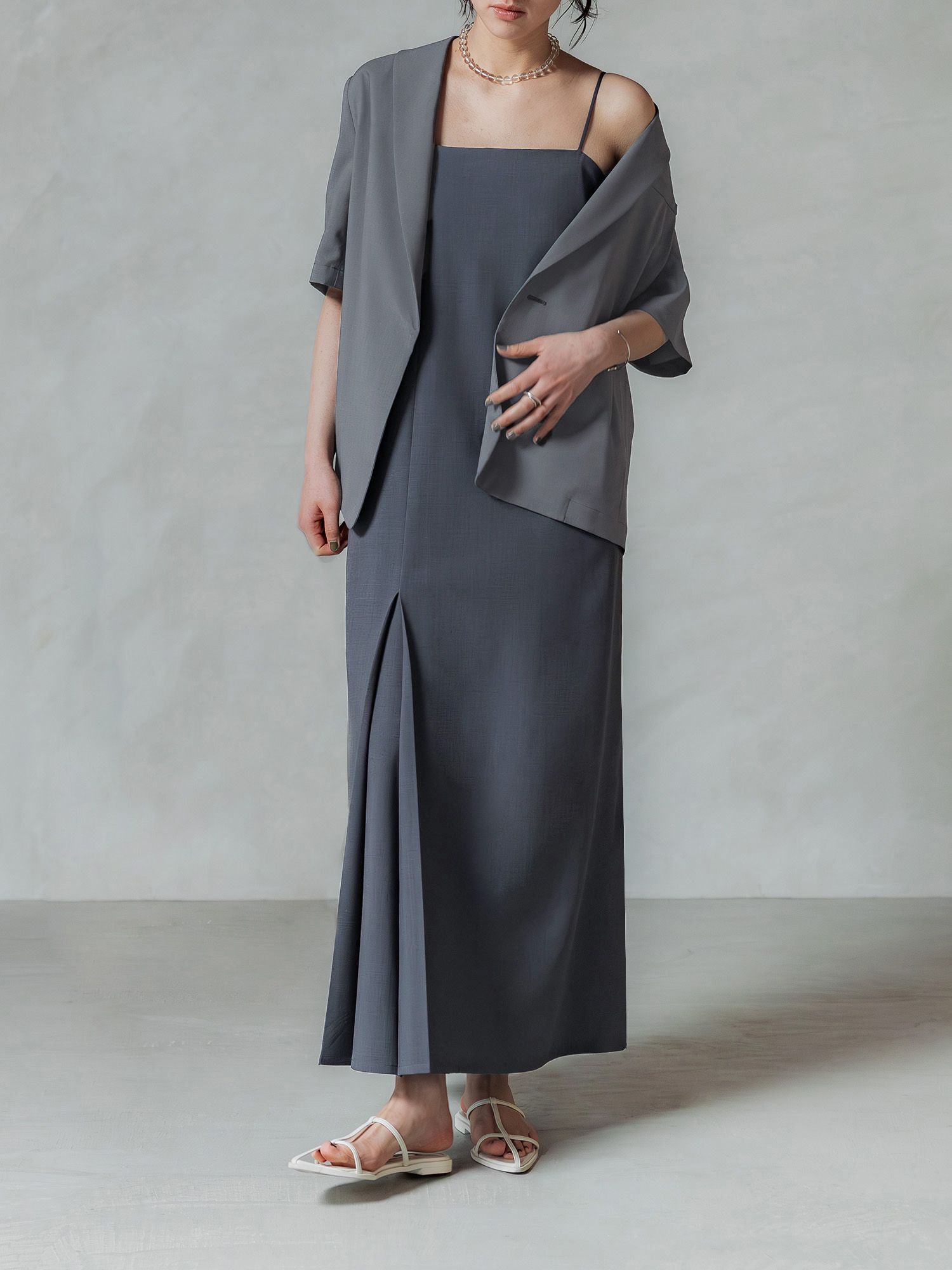 H173 B83 W66 H96 / 着用サイズ : サンプル