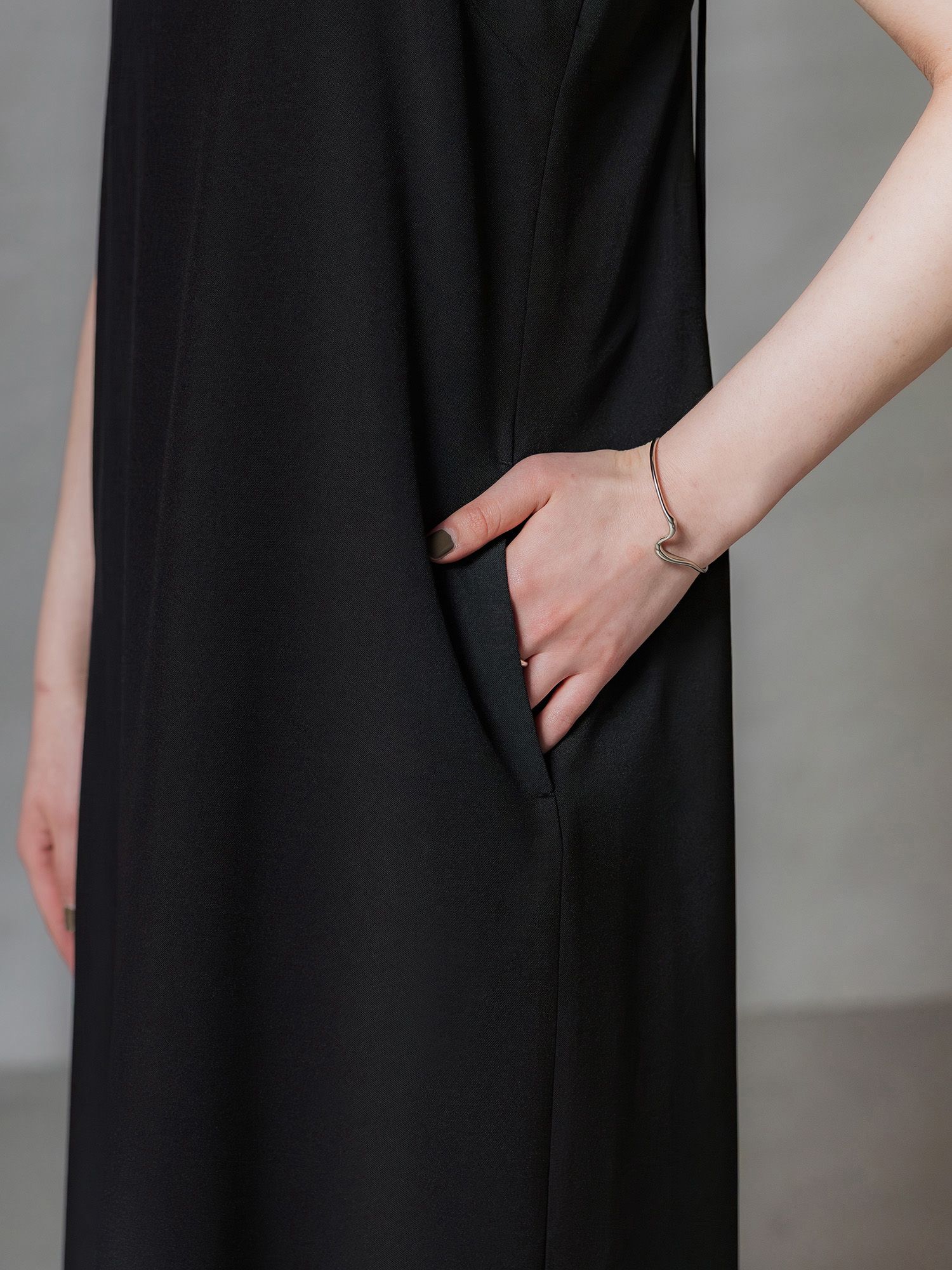 H173 B83 W66 H96 / 着用サイズ : サンプル