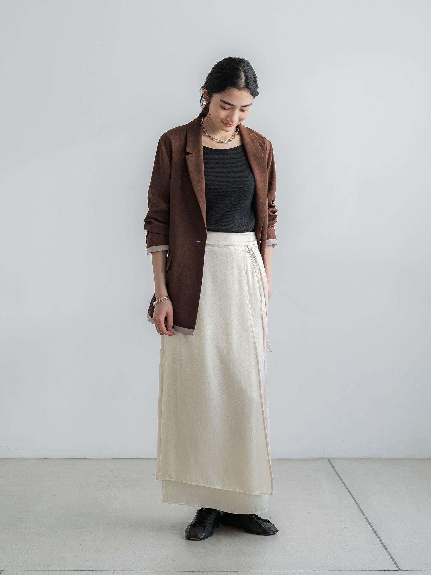 H172 B77 W56.5 H84.5 / 着用サイズ : サンプル