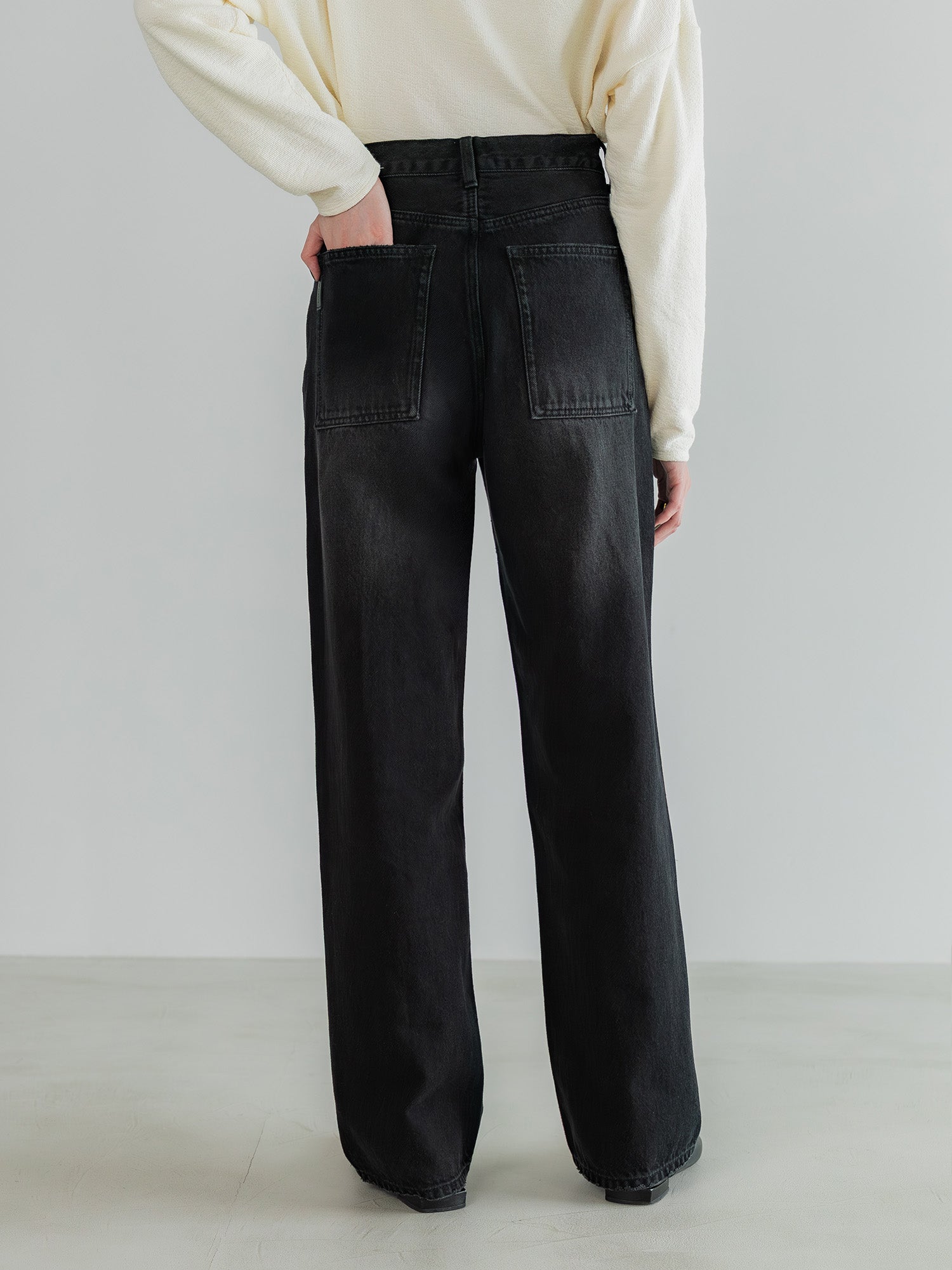 H168 B77 W60 H86 / 着用サイズ : サンプル