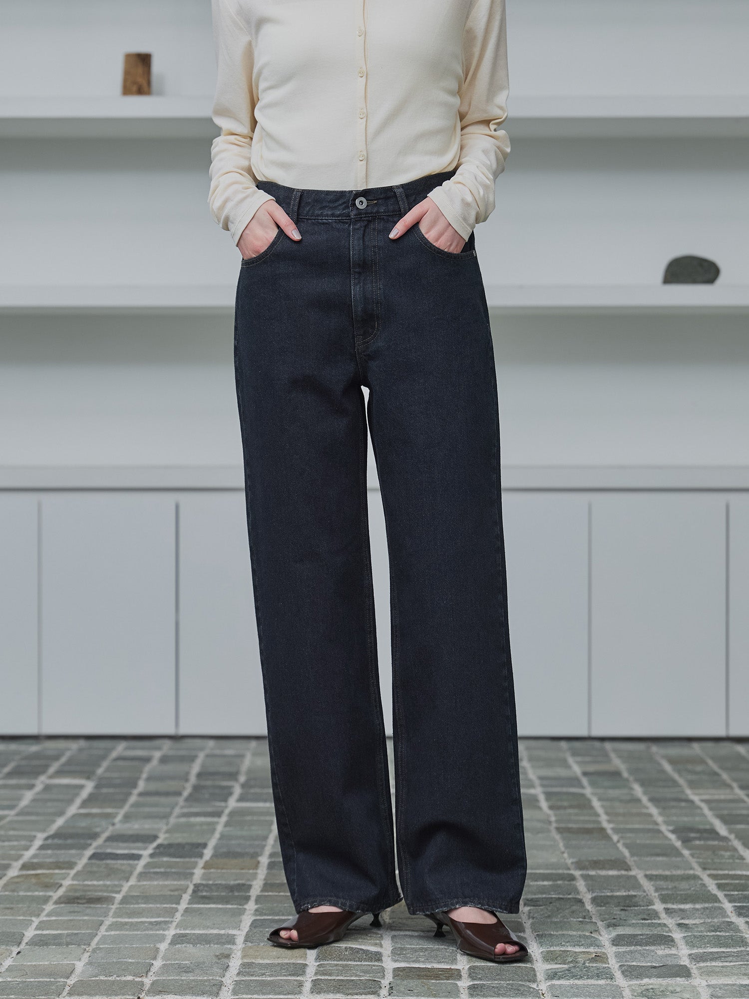 H168 B77 W60 H86 / 着用サイズ : サンプル