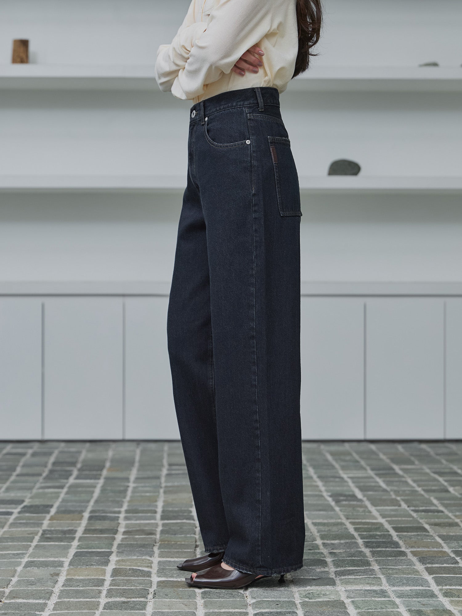 H168 B77 W60 H86 / 着用サイズ : サンプル