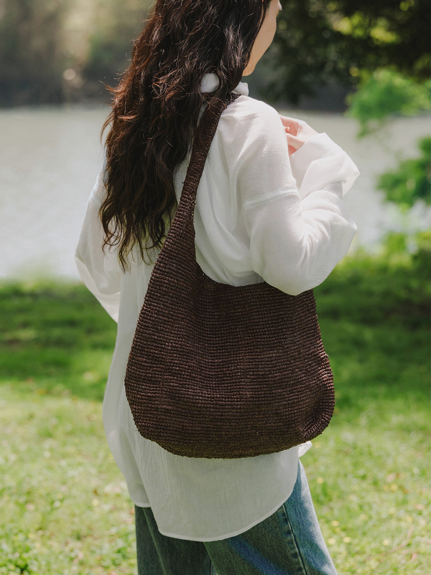 モデル H171 B80 W60 H85 / 着用カラー : dark brown