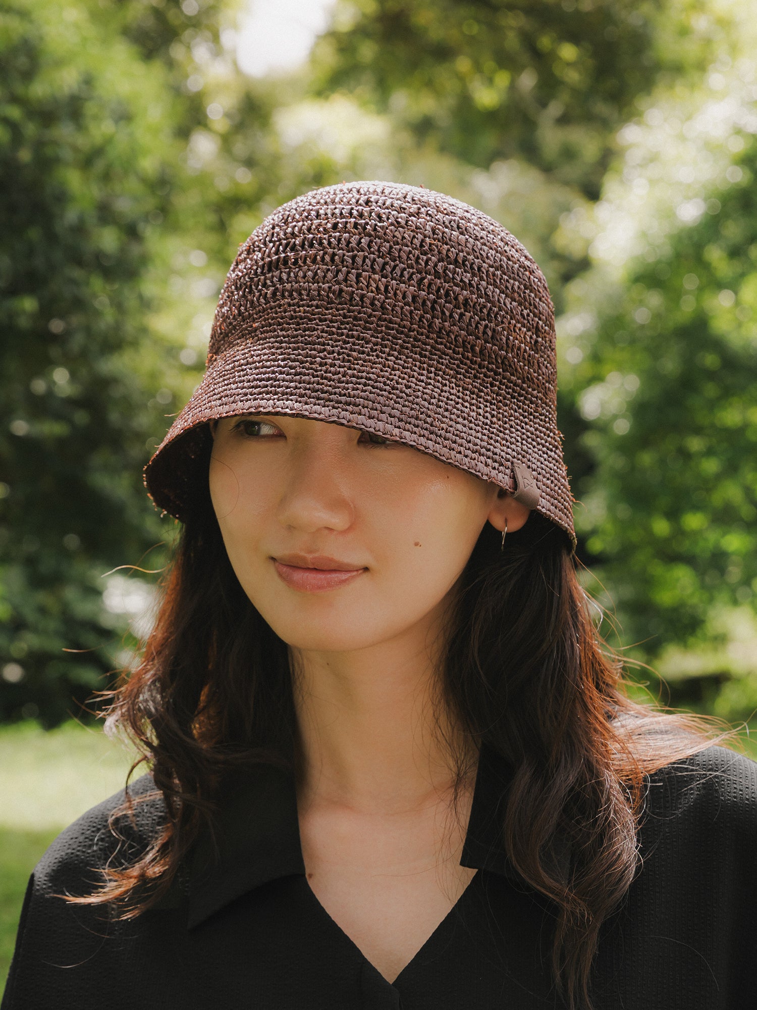 モデル H171 B80 W60 H85 / 着用カラー : dark brown